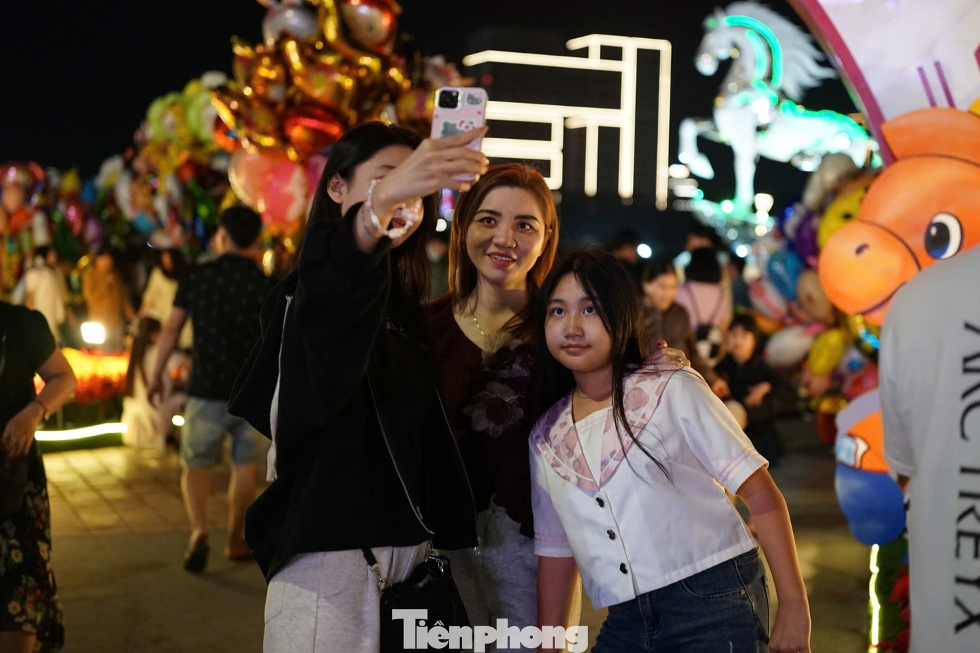 Du kh&aacute;ch h&aacute;o hức chờ đ&oacute;n giao thừa tại Đ&agrave; Nẵng- Ảnh 6.