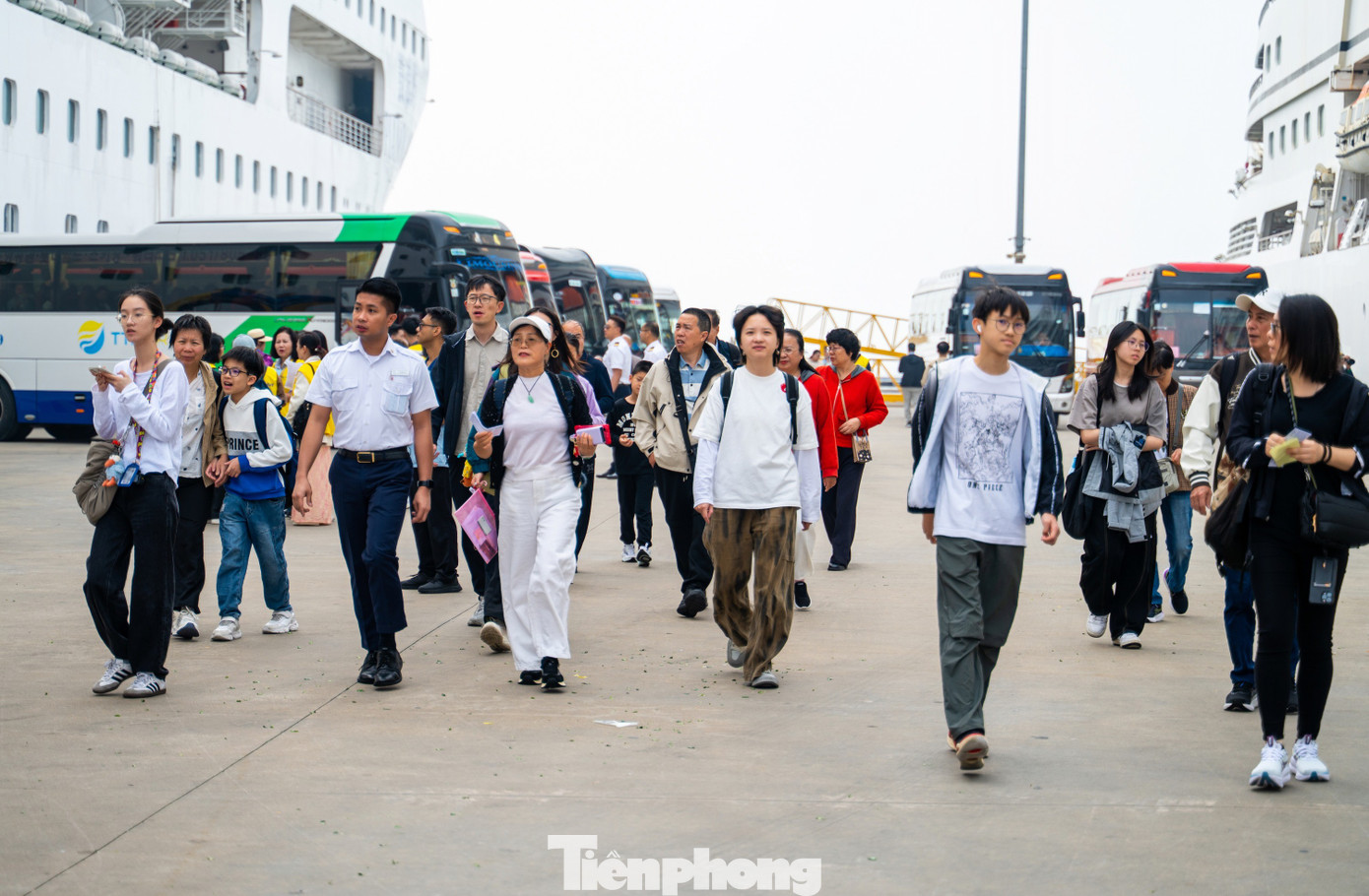 T&agrave;u biển quốc tế chở gần 2.400 kh&aacute;ch du lịch Quảng Ninh m&ugrave;ng 1 Tết- Ảnh 12.