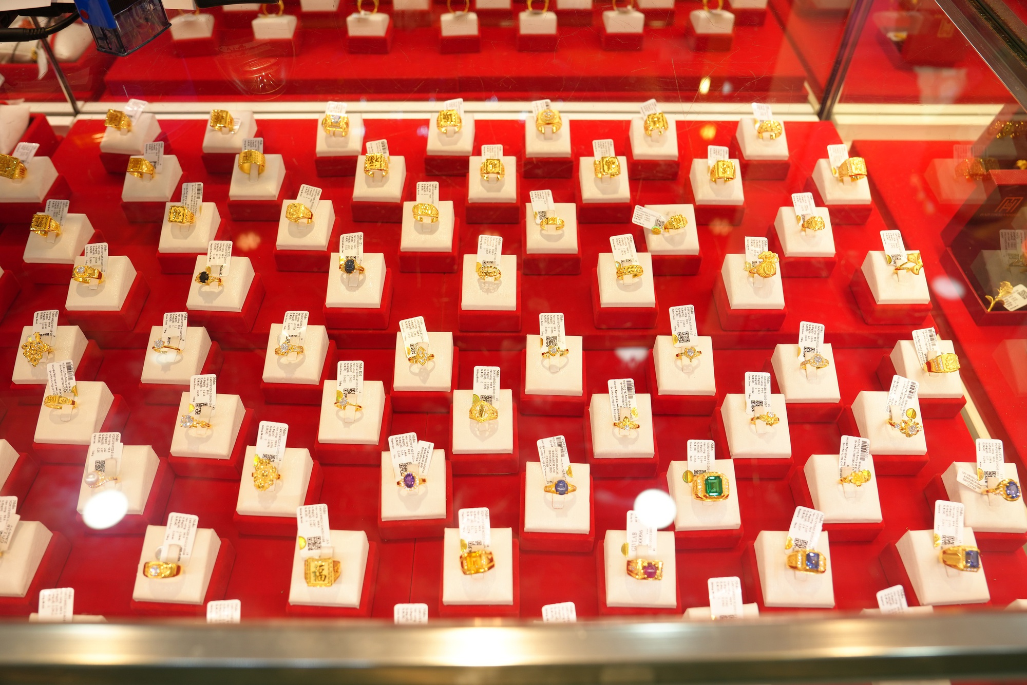 Tối m&ugrave;ng 1 Tết, gi&aacute; v&agrave;ng giảm rất mạnh- Ảnh 1.