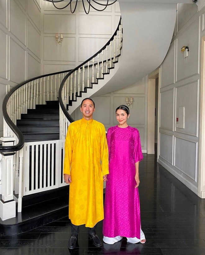 Đến hẹn lại l&ecirc;n: Tăng Thanh H&agrave; v&agrave; chồng doanh nh&acirc;n diện &aacute;o d&agrave;i, nắm chặt tay ng&agrave;y m&ugrave;ng 1 Tết!- Ảnh 4.