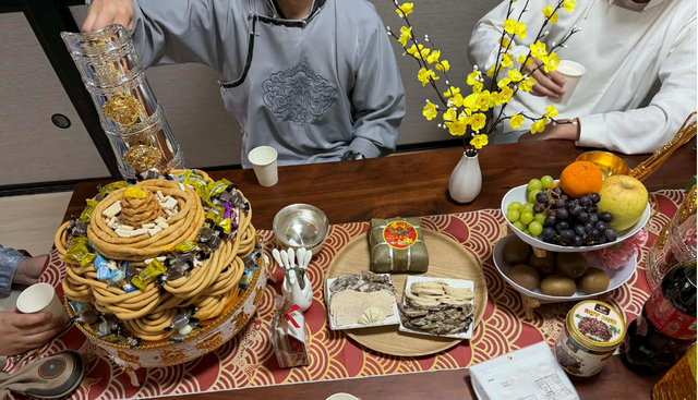 C&ocirc; d&acirc;u Việt cho cả nh&agrave; chồng M&ocirc;ng Cổ thưởng thức Tết Việt Nam theo c&aacute;ch độc - lạ, tiết lộ 1 m&oacute;n ai cũng m&ecirc;- Ảnh 7.