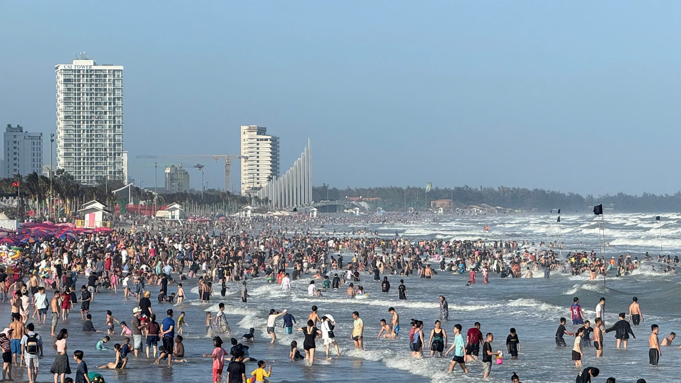 Đ&ocirc;ng nghịt người tắm biển Vũng T&agrave;u ng&agrave;y Tết- Ảnh 1.