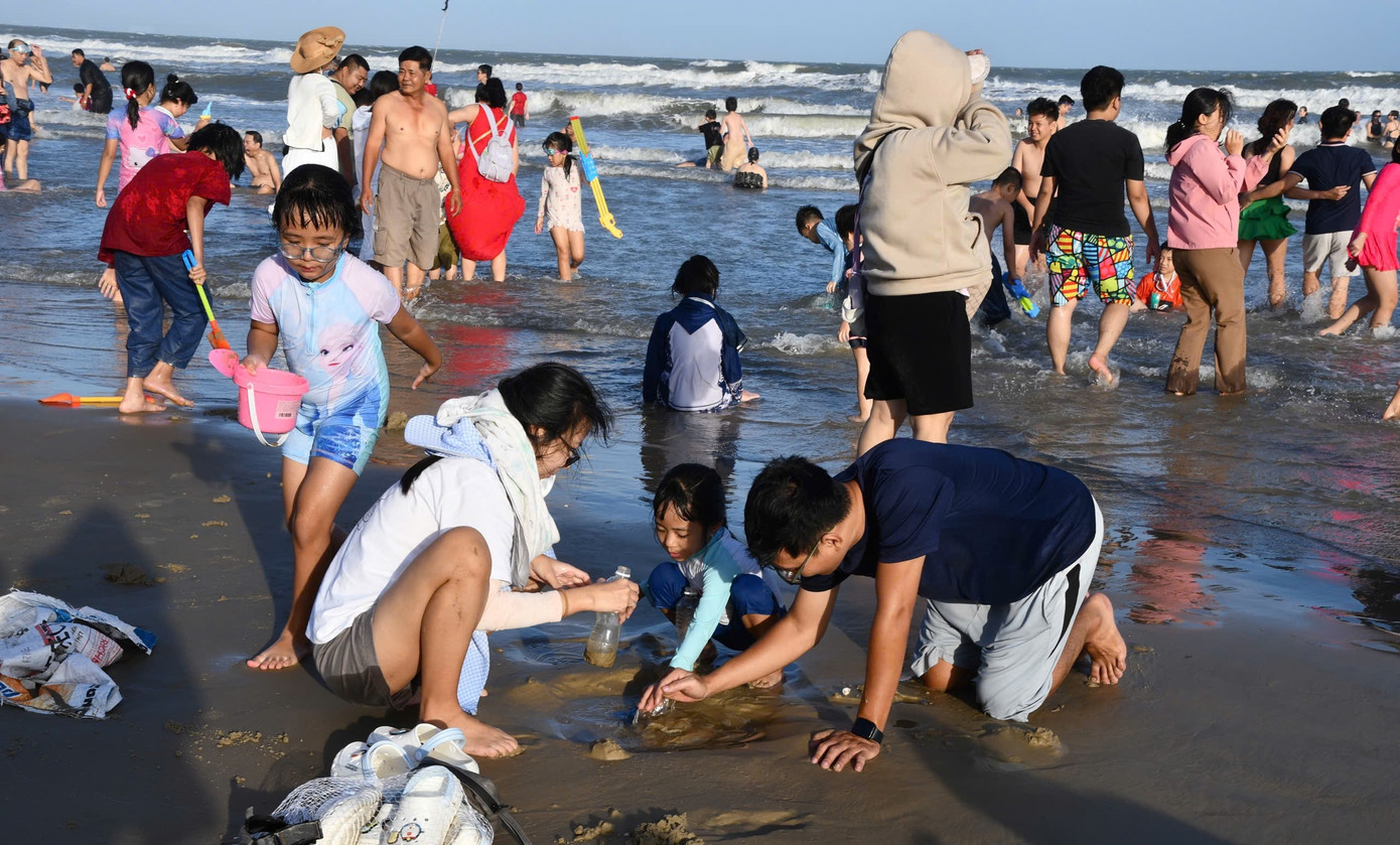 Đ&ocirc;ng nghịt người tắm biển Vũng T&agrave;u ng&agrave;y Tết- Ảnh 2.