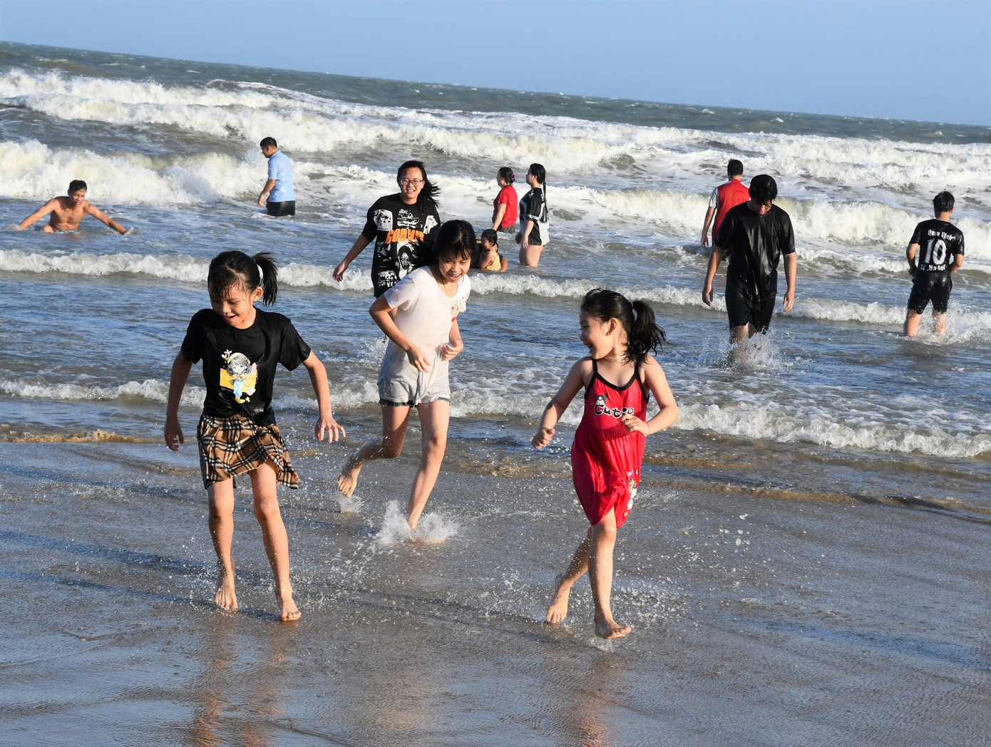 Đ&ocirc;ng nghịt người tắm biển Vũng T&agrave;u ng&agrave;y Tết- Ảnh 4.