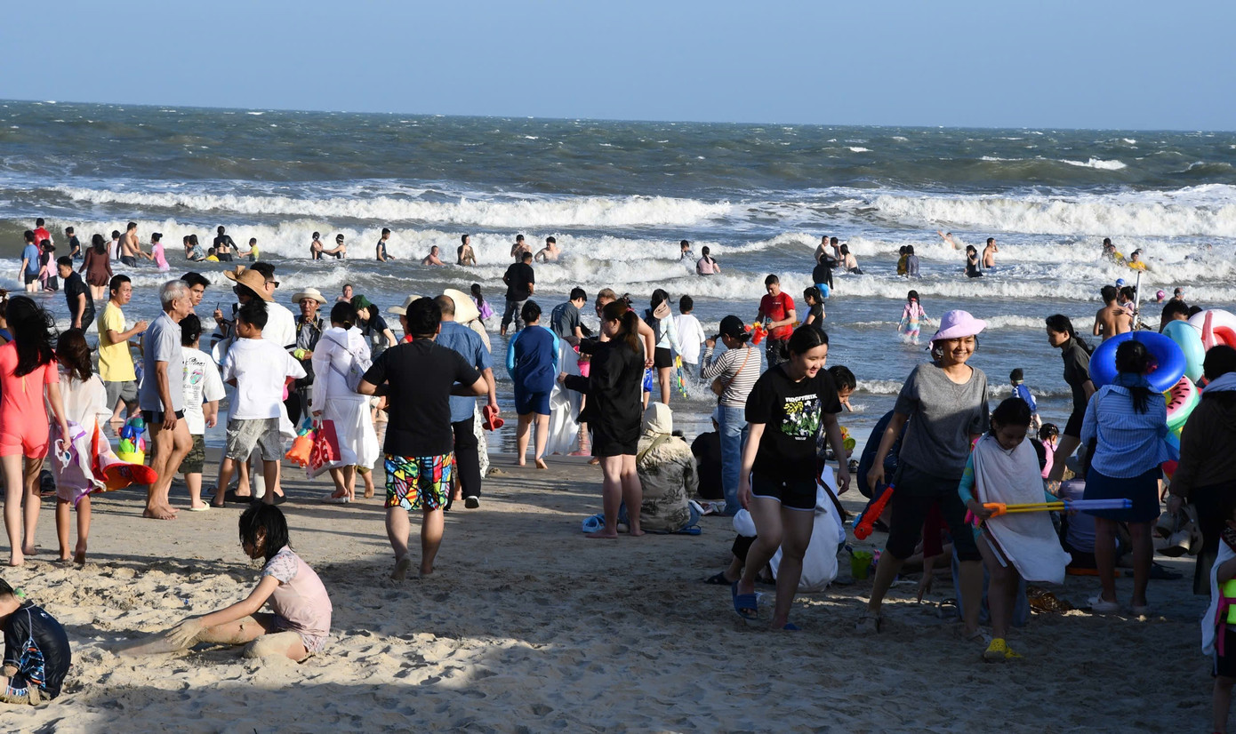 Đ&ocirc;ng nghịt người tắm biển Vũng T&agrave;u ng&agrave;y Tết- Ảnh 3.