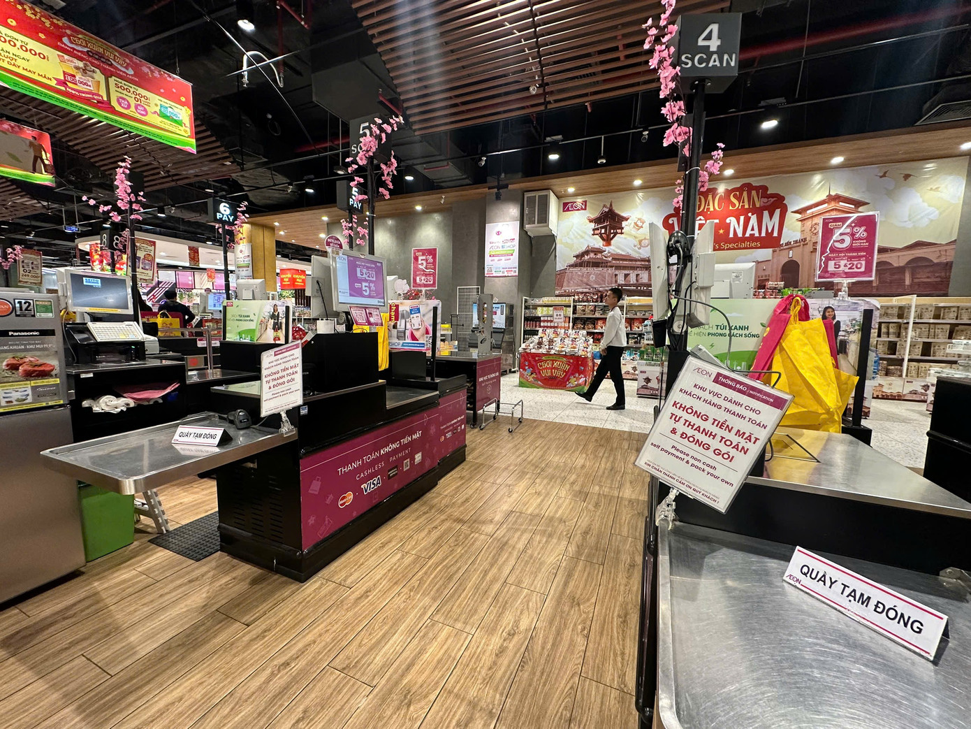 M&ugrave;ng 2 Tết: Si&ecirc;u thị ngập rau thịt, kh&aacute;ch vắng tanh vắng ngắt- Ảnh 12.