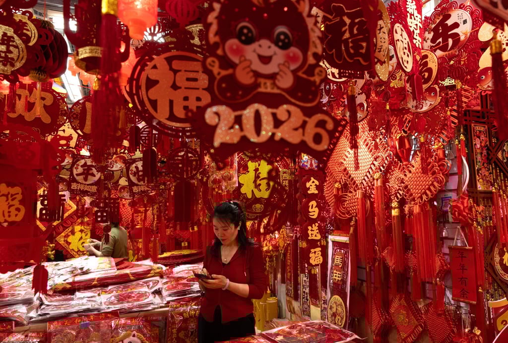 C&uacute; lừa thế kỷ tại tiệc tất ni&ecirc;n: Nh&acirc;n vi&ecirc;n h&iacute; hửng tr&uacute;ng iPhone 17 Pro Max, về nh&agrave; mở hộp chỉ thấy gạch men v&agrave; kẹo- Ảnh 3.