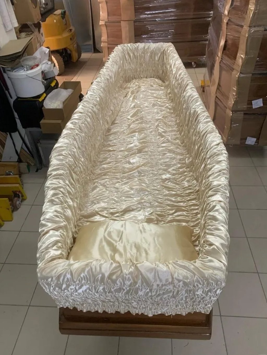 Bỏ nghề giáo để đi bán quan tài: Cô gái trẻ thu 6 triệu USD mỗi năm nhờ xuất khẩu sang châu Âu- Ảnh 5. Bỏ nghề giáo để đi bán quan tài: Cô gái trẻ thu 6 triệu USD mỗi năm nhờ xuất khẩu sang châu Âu- Ảnh 5.