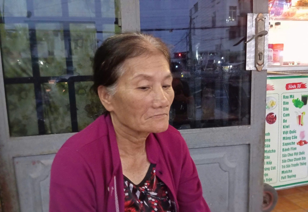 Người phụ nữ 68 tuổi cởi quần áo trước cổng UBND xã, livestream chửi bới: Bị tuyên 9 tháng tù- Ảnh 1. Người phụ nữ 68 tuổi cởi quần áo trước cổng UBND xã, livestream chửi bới: Bị tuyên 9 tháng tù- Ảnh 1.