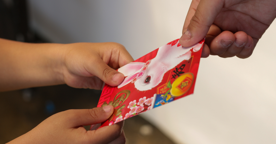 "B&agrave; ngoại l&igrave; x&igrave; tận 5 triệu, b&agrave; nội cho mỗi 500 ngh&igrave;n" - c&acirc;u n&oacute;i v&ocirc; tư của đứa trẻ khiến hai b&ecirc;n gia đ&igrave;nh cạch mặt nhau- Ảnh 2.