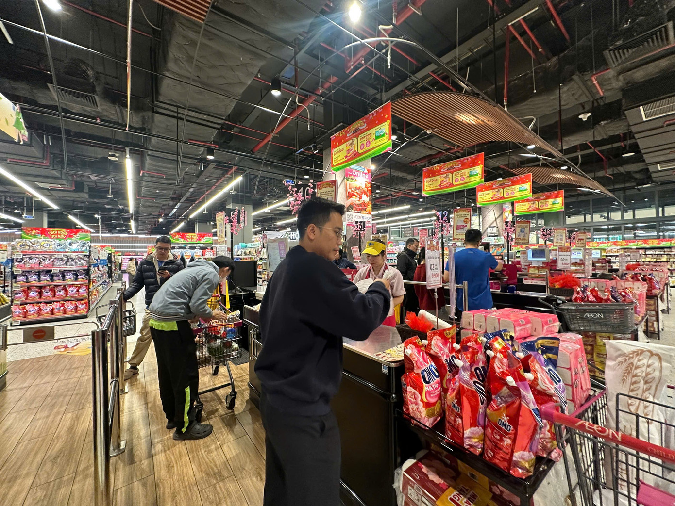 M&ugrave;ng 2 Tết: Si&ecirc;u thị ngập rau thịt, kh&aacute;ch vắng tanh vắng ngắt- Ảnh 10.