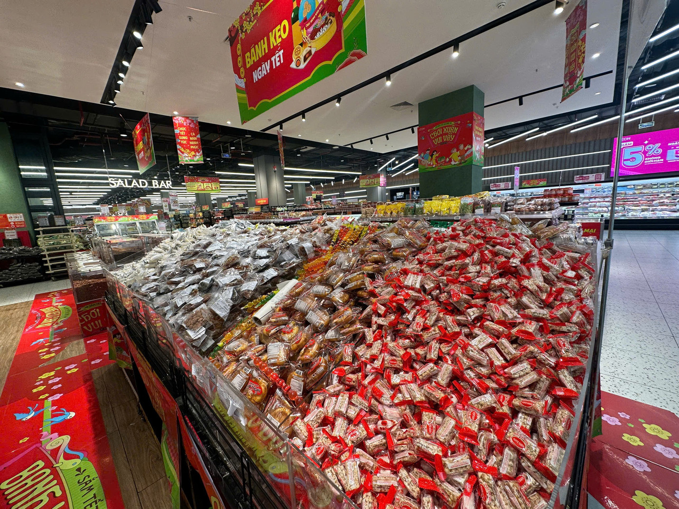 M&ugrave;ng 2 Tết: Si&ecirc;u thị ngập rau thịt, kh&aacute;ch vắng tanh vắng ngắt- Ảnh 11.