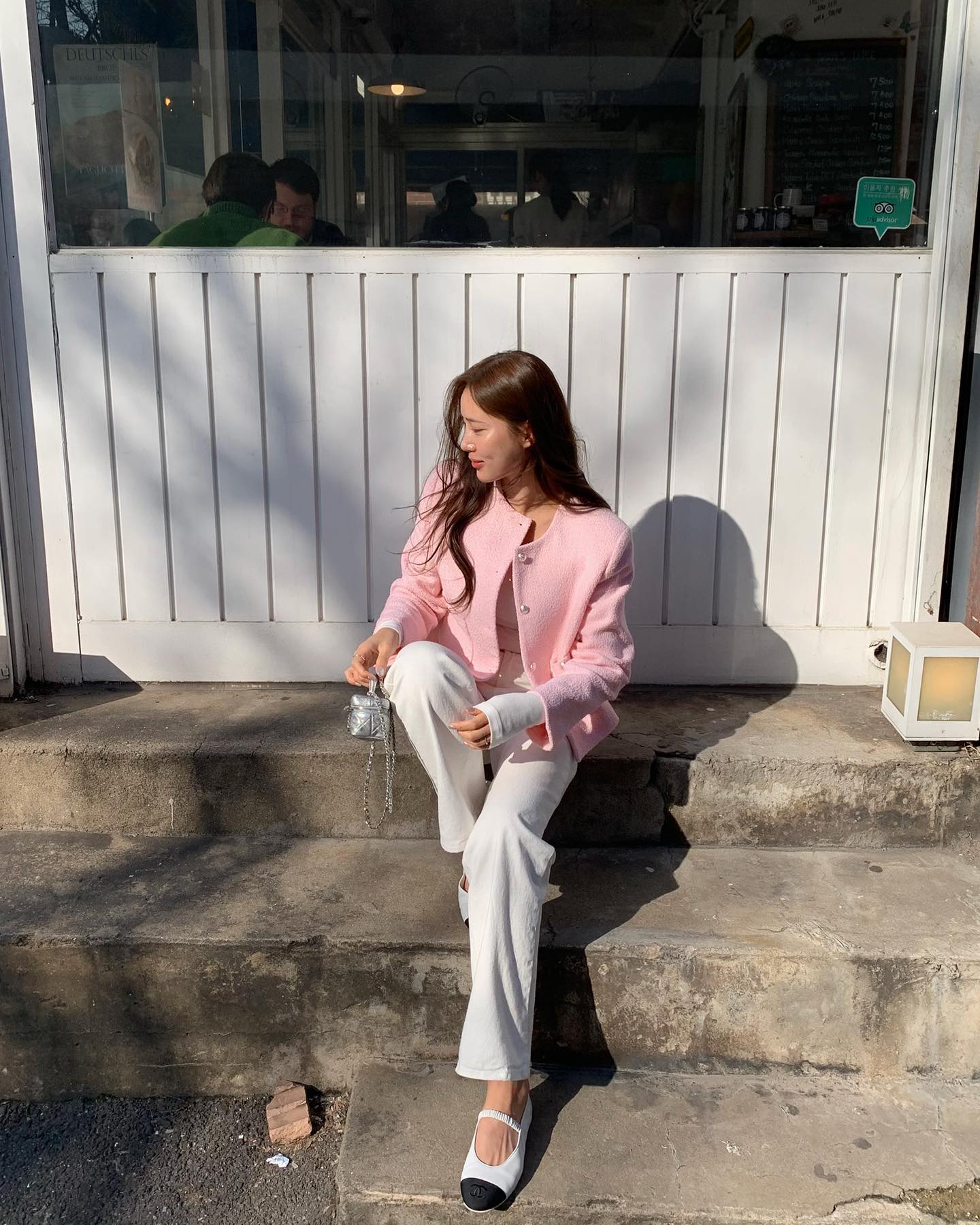 5 cách mặc quần jeans sang trọng và nổi bật, đúng không khí Tết- Ảnh 2. 5 cách mặc quần jeans sang trọng và nổi bật, đúng không khí Tết- Ảnh 2.