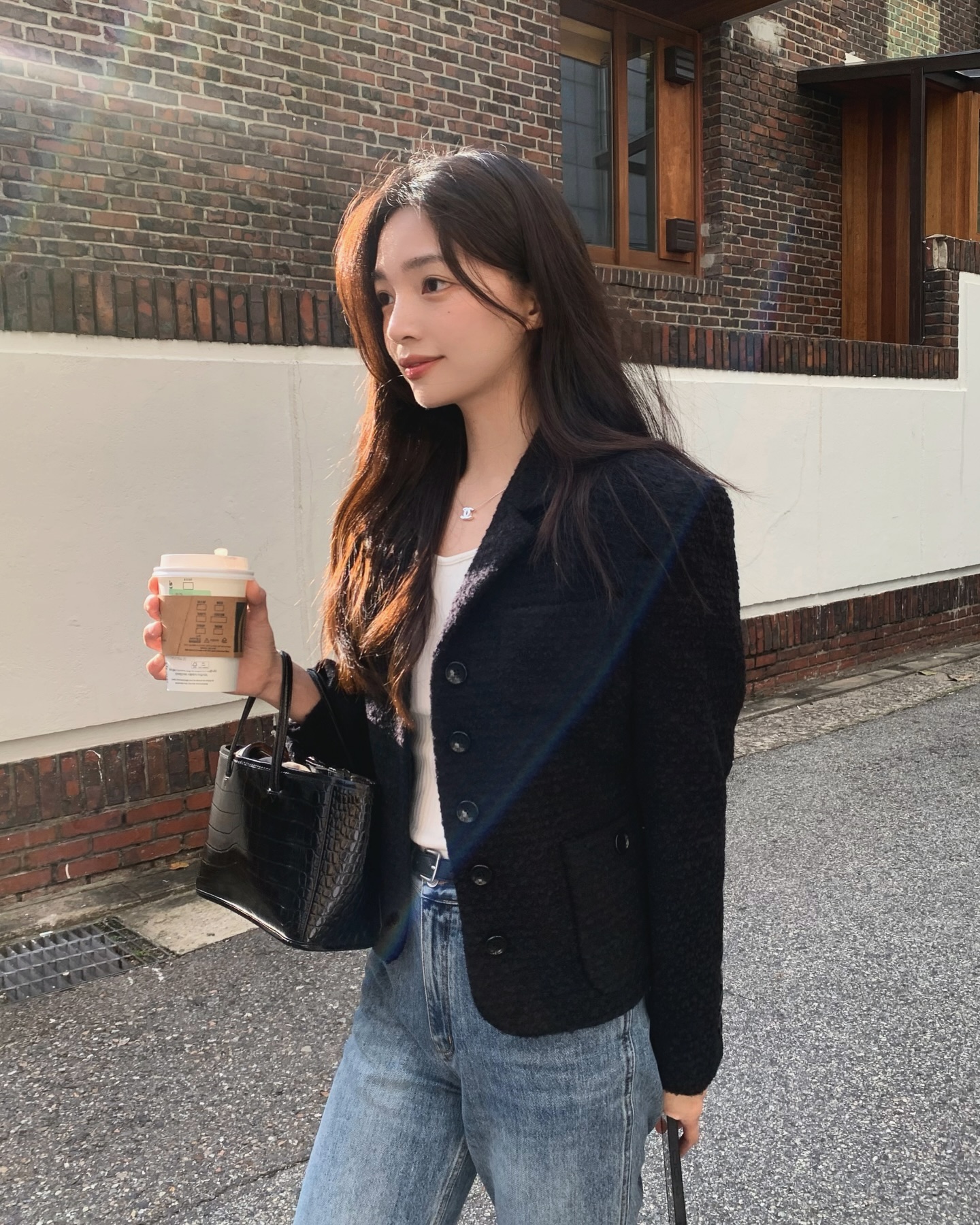 5 cách mặc quần jeans sang trọng và nổi bật, đúng không khí Tết- Ảnh 1. 5 cách mặc quần jeans sang trọng và nổi bật, đúng không khí Tết- Ảnh 1.