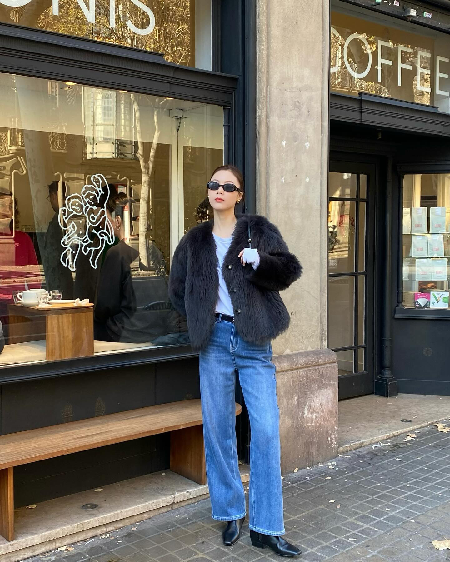 5 cách mặc quần jeans sang trọng và nổi bật, đúng không khí Tết- Ảnh 3. 5 cách mặc quần jeans sang trọng và nổi bật, đúng không khí Tết- Ảnh 3.