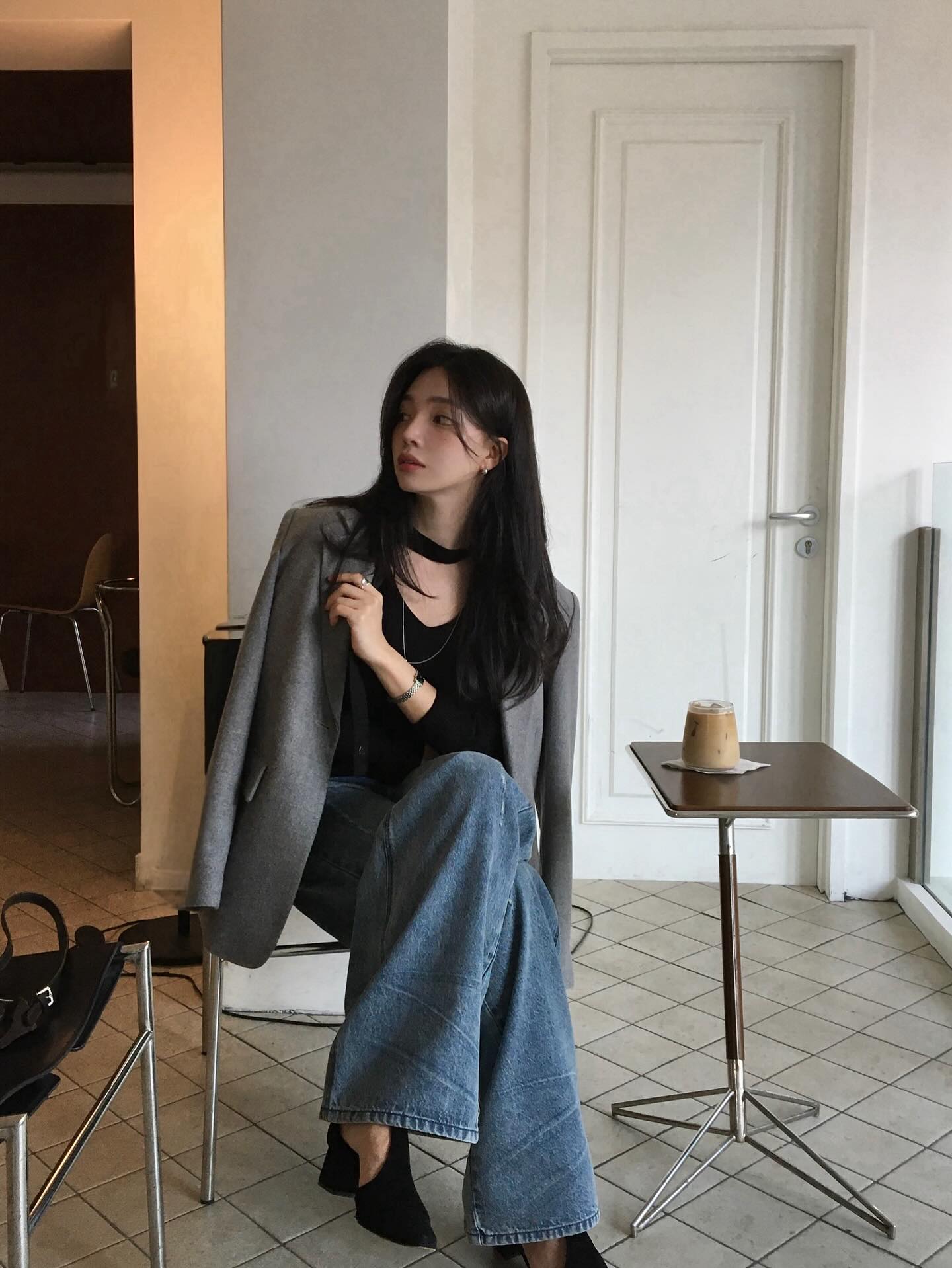 5 cách mặc quần jeans sang trọng và nổi bật, đúng không khí Tết- Ảnh 7. 5 cách mặc quần jeans sang trọng và nổi bật, đúng không khí Tết- Ảnh 7.