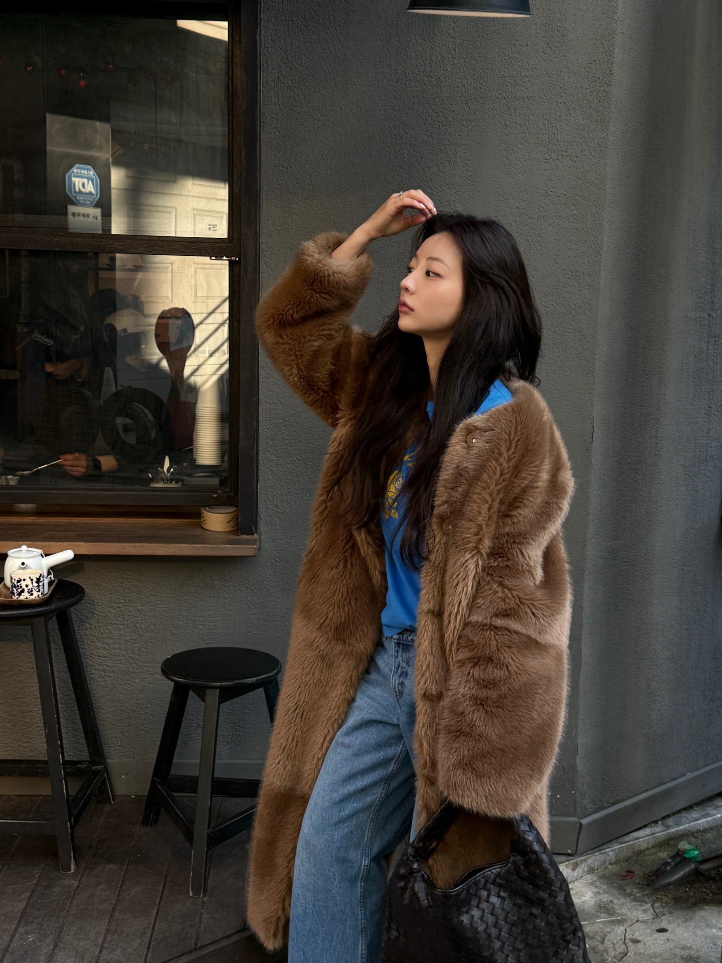 5 cách mặc quần jeans sang trọng và nổi bật, đúng không khí Tết- Ảnh 4. 5 cách mặc quần jeans sang trọng và nổi bật, đúng không khí Tết- Ảnh 4.