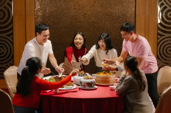 Ph&iacute;a sau m&acirc;m cỗ đủ đầy ng&agrave;y Tết l&agrave; những lo lắng kh&ocirc;ng n&oacute;i th&agrave;nh lời- Ảnh 2.