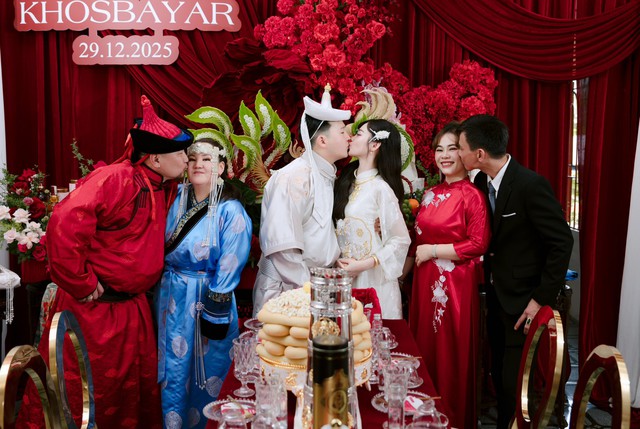 C&ocirc; d&acirc;u Việt cho cả nh&agrave; chồng M&ocirc;ng Cổ thưởng thức Tết Việt Nam theo c&aacute;ch độc - lạ, tiết lộ 1 m&oacute;n ai cũng m&ecirc;- Ảnh 8.