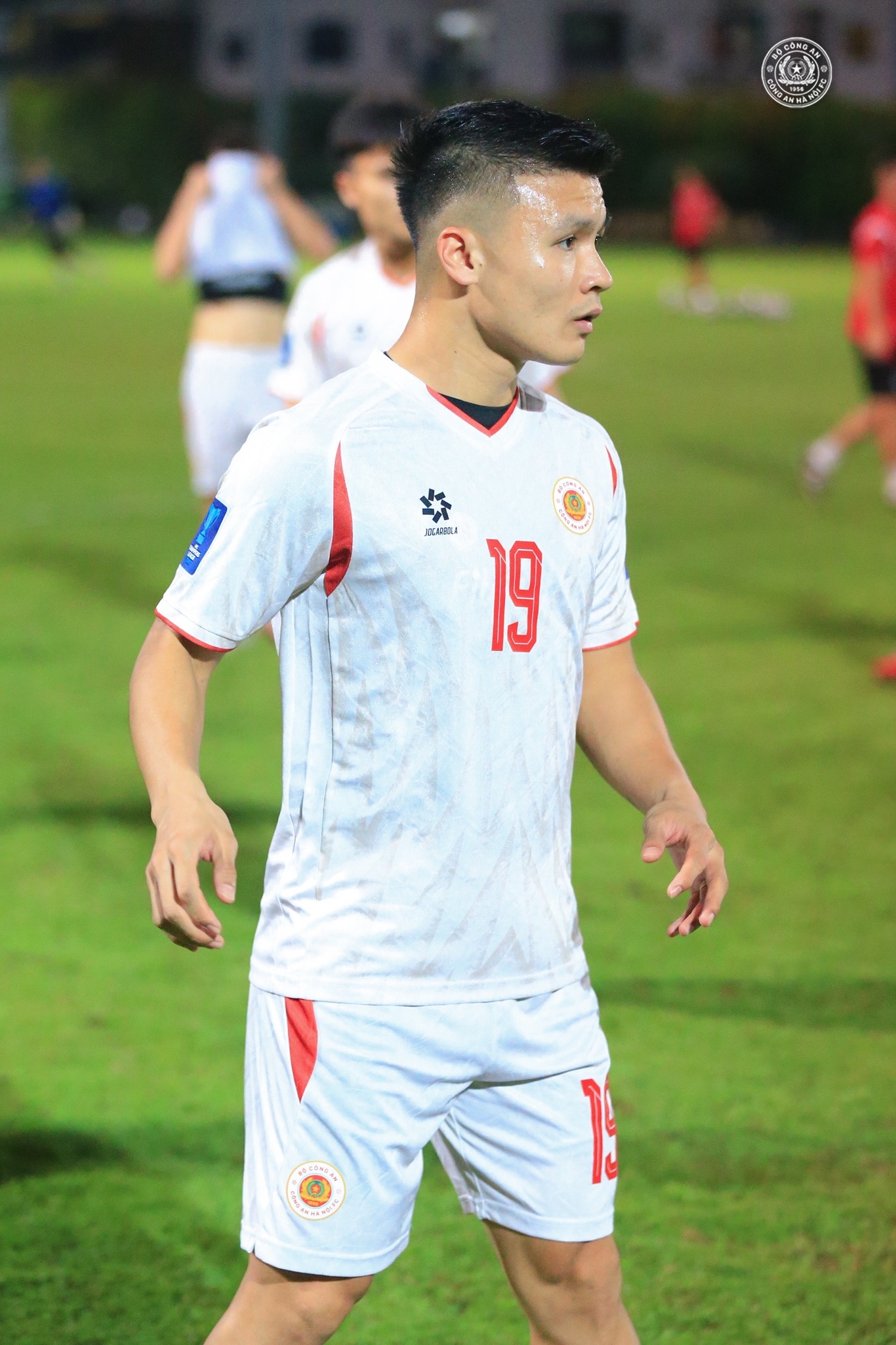 Bí ẩn mùng 2 Tết: Chu Thanh Huyền diện áo dài bên Quang Hải, netizen ngơ ngác 