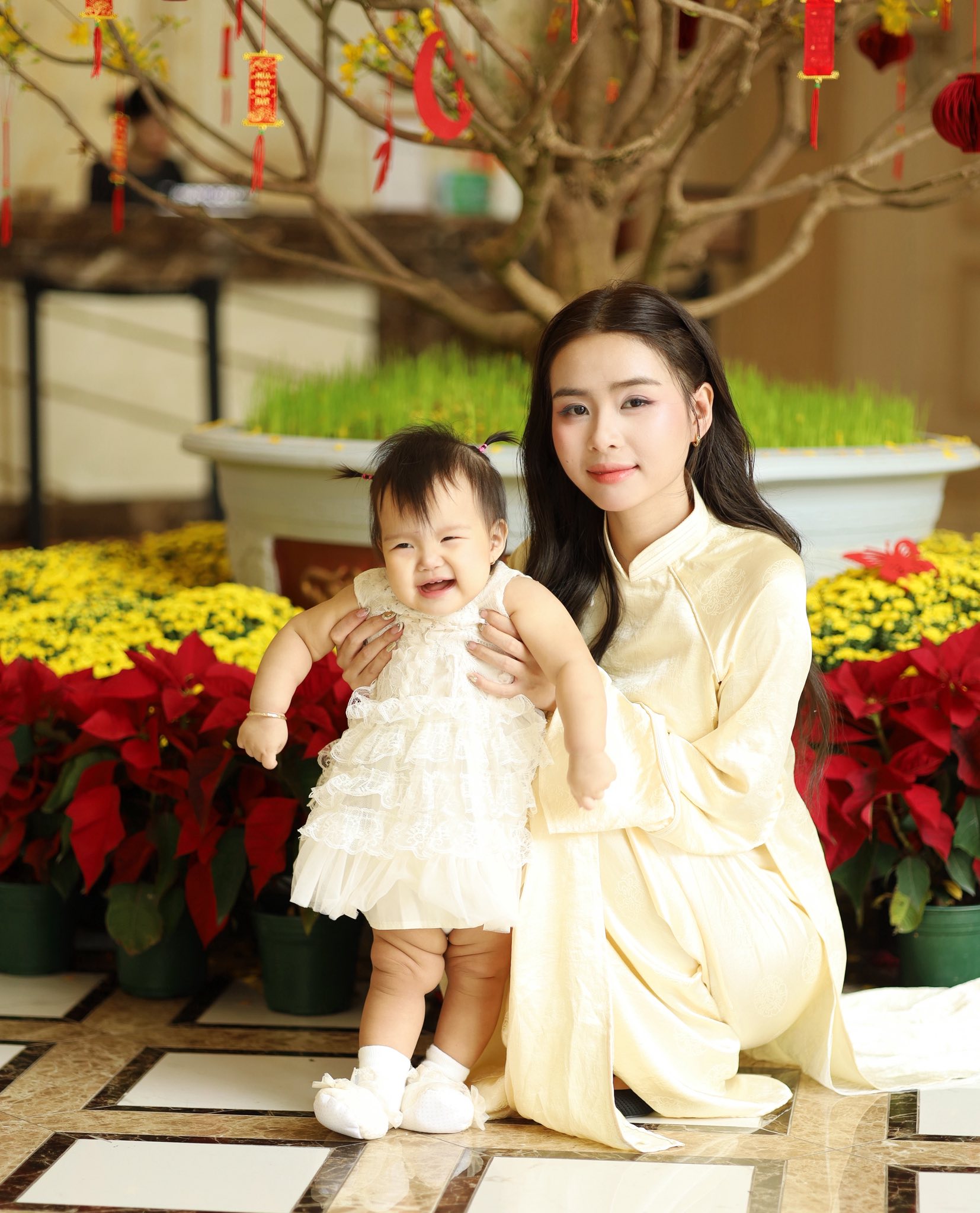 "Nam thần" U23 Việt Nam Thanh Nh&agrave;n diện &aacute;o d&agrave;i, khoe visual s&aacute;ng bừng trong bộ ảnh Tết c&ugrave;ng vợ đẹp con xinh- Ảnh 7.