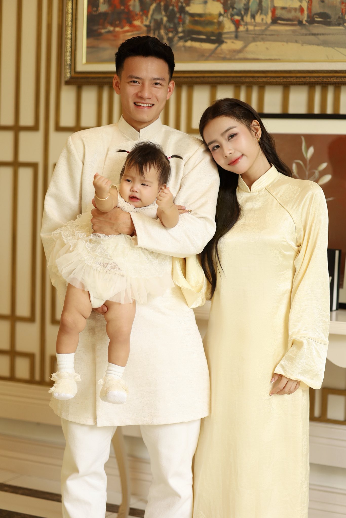 "Nam thần" U23 Việt Nam Thanh Nh&agrave;n diện &aacute;o d&agrave;i, khoe visual s&aacute;ng bừng trong bộ ảnh Tết c&ugrave;ng vợ đẹp con xinh- Ảnh 1.