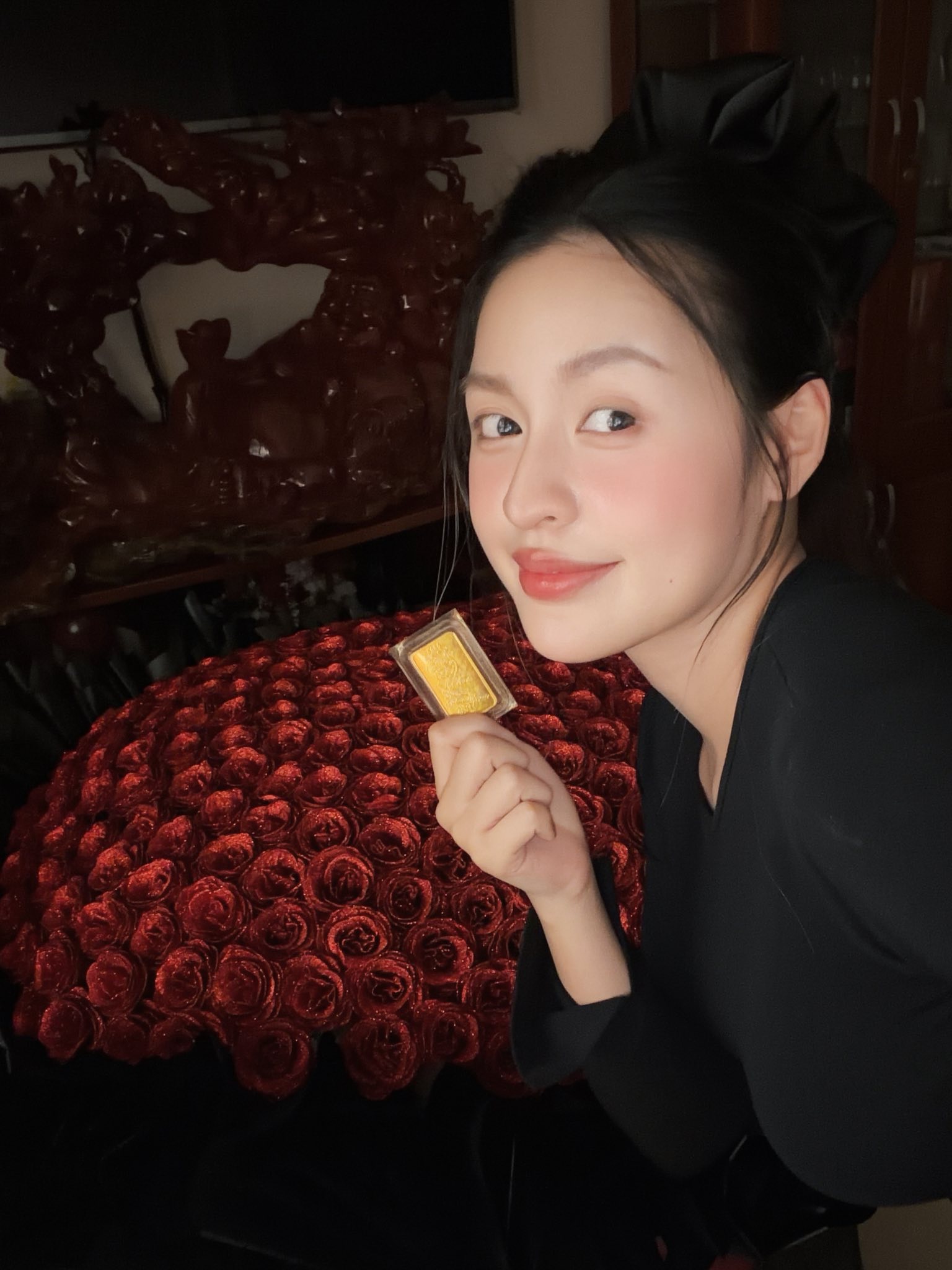 4 triệu người xem màn unbox lì xì 4 cây vàng: 716 triệu đồng vẫn gây tranh cãi!- Ảnh 2. 4 triệu người xem màn unbox lì xì 4 cây vàng: 716 triệu đồng vẫn gây tranh cãi!- Ảnh 2.