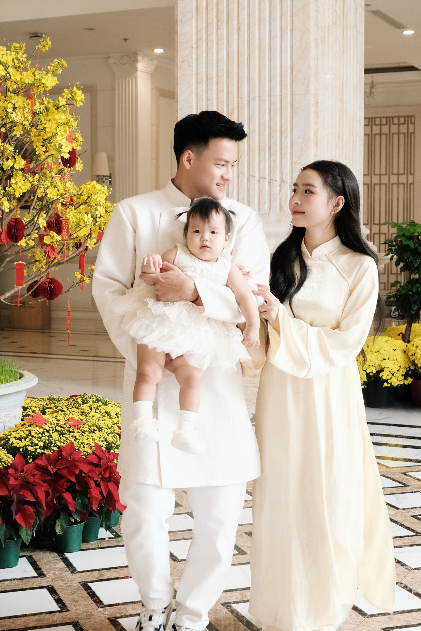 "Nam thần" U23 Việt Nam Thanh Nh&agrave;n diện &aacute;o d&agrave;i, khoe visual s&aacute;ng bừng trong bộ ảnh Tết c&ugrave;ng vợ đẹp con xinh- Ảnh 3.