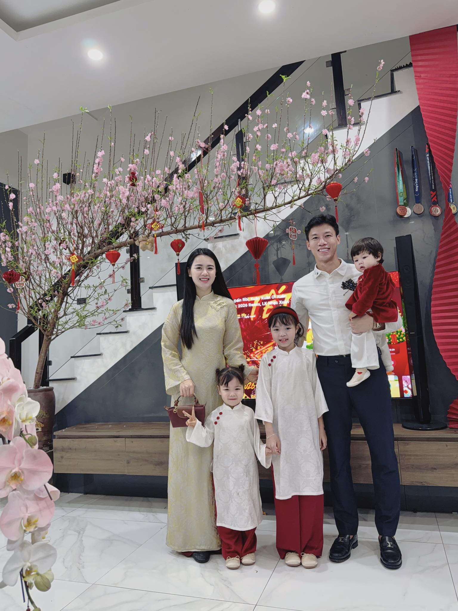 Ấm &aacute;p khoảnh khắc cầu thủ Việt đ&oacute;n Tết: Khung h&igrave;nh gia đ&igrave;nh 