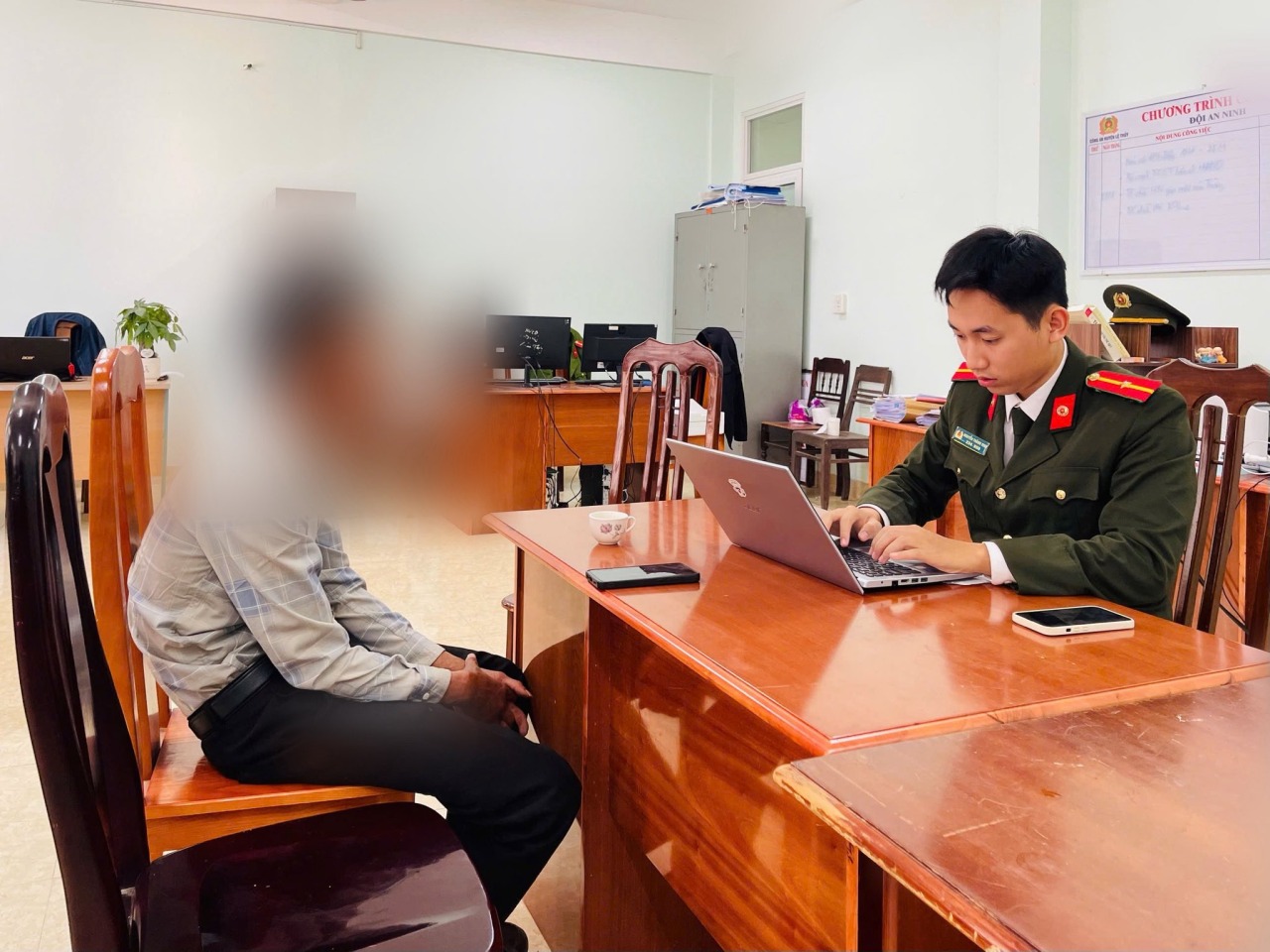 Ẩn danh đăng b&agrave;i b&ocirc;i xấu lực lượng c&ocirc;ng an, người đ&agrave;n &ocirc;ng bị xử l&yacute;- Ảnh 1.