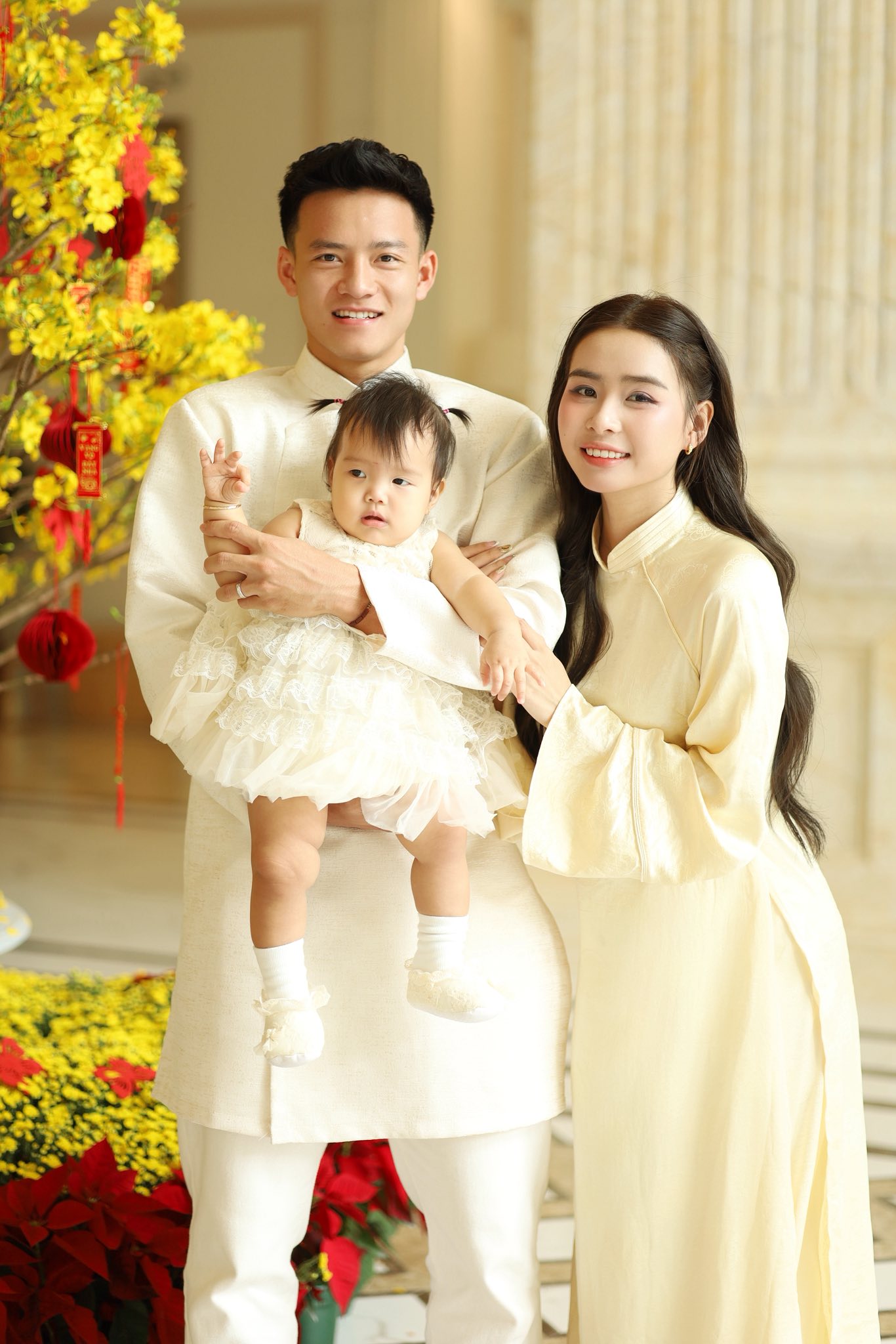 "Nam thần" U23 Việt Nam Thanh Nh&agrave;n diện &aacute;o d&agrave;i, khoe visual s&aacute;ng bừng trong bộ ảnh Tết c&ugrave;ng vợ đẹp con xinh- Ảnh 2.