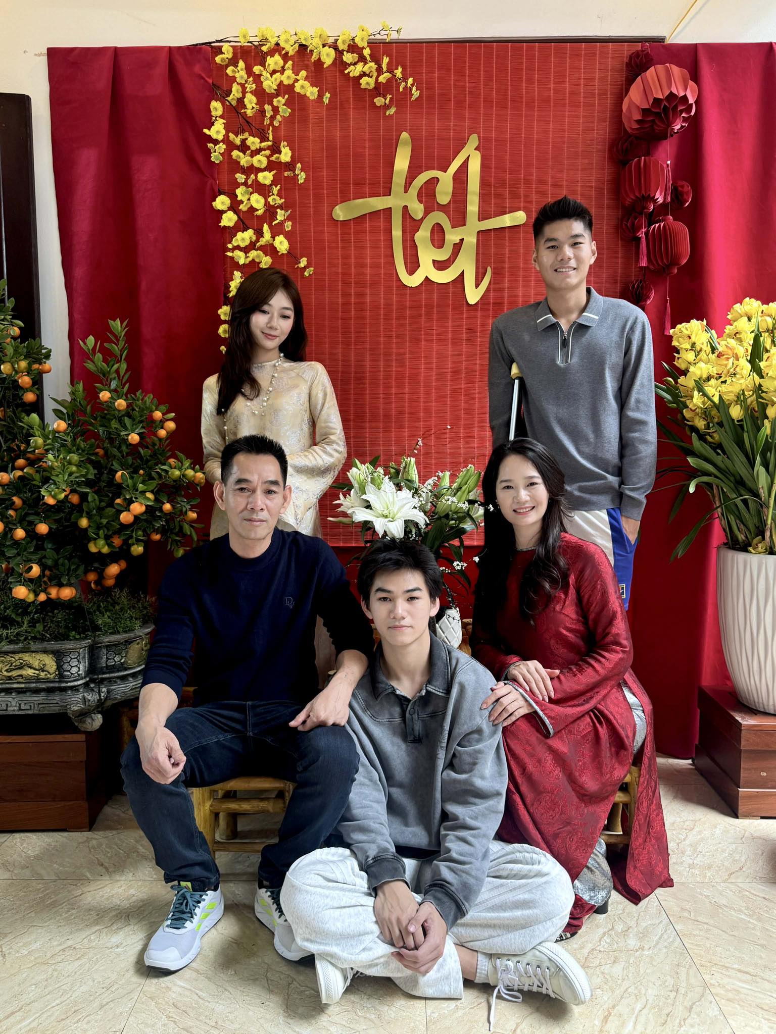 Thương Hiểu Minh chống nạng đón Tết, Đình Bắc và đồng đội U23 Việt Nam động viên đầy xúc động- Ảnh 1. Thương Hiểu Minh chống nạng đón Tết, Đình Bắc và đồng đội U23 Việt Nam động viên đầy xúc động- Ảnh 1.