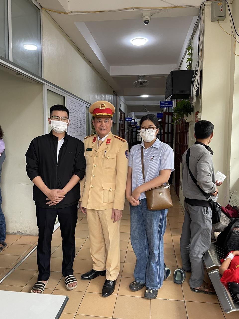 M&ugrave;ng 1 Tết, b&eacute; 2 th&aacute;ng tuổi t&iacute;m t&aacute;i giữa đường đi điều trị, CSGT lập tức d&ugrave;ng xe đặc chủng đưa đi cấp cứu kịp thời- Ảnh 1.