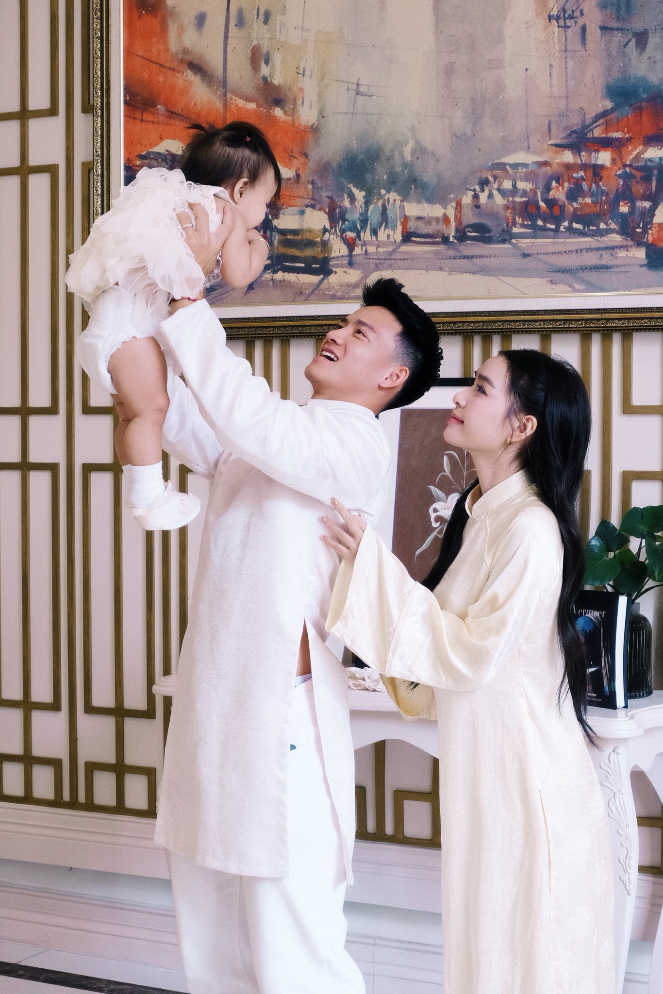 "Nam thần" U23 Việt Nam Thanh Nh&agrave;n diện &aacute;o d&agrave;i, khoe visual s&aacute;ng bừng trong bộ ảnh Tết c&ugrave;ng vợ đẹp con xinh- Ảnh 5.