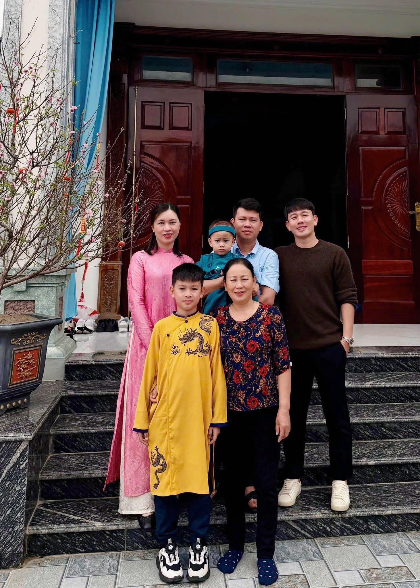 Ấm &aacute;p khoảnh khắc cầu thủ Việt đ&oacute;n Tết: Khung h&igrave;nh gia đ&igrave;nh 