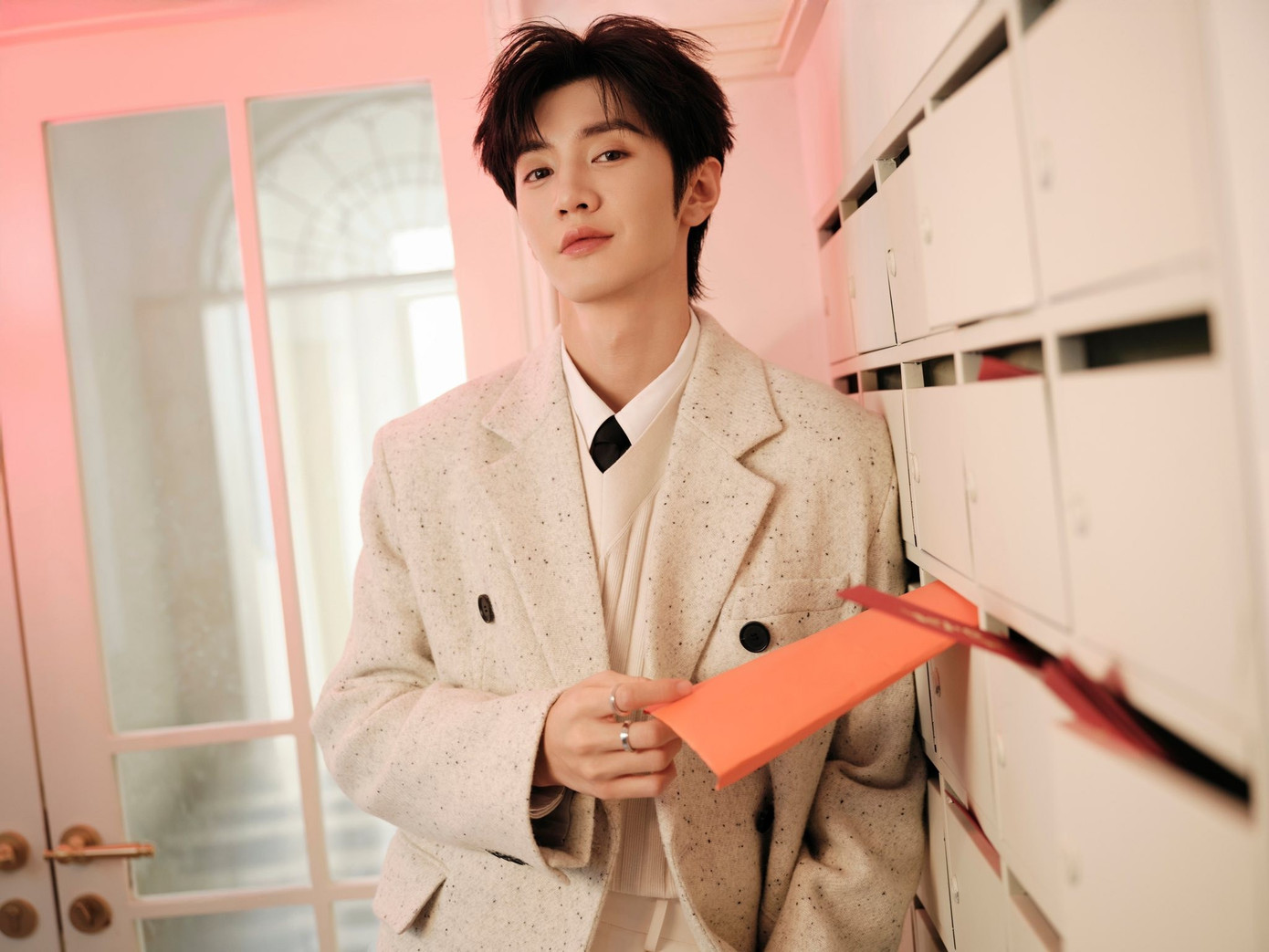 Nam diễn vi&ecirc;n chi một tỷ đồng l&igrave; x&igrave; fan trong đ&ecirc;m Giao thừa- Ảnh 1.