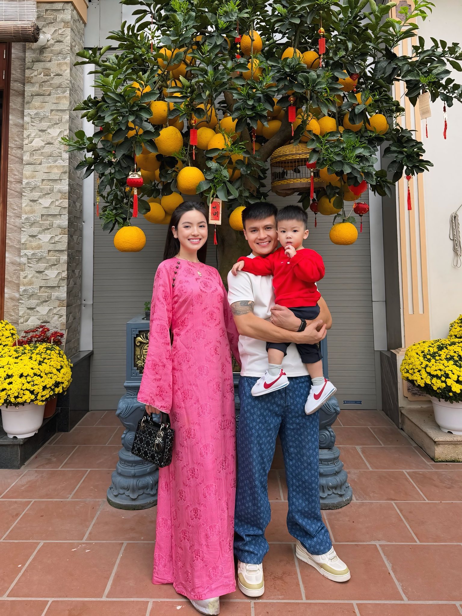 Bí ẩn mùng 2 Tết: Chu Thanh Huyền diện áo dài bên Quang Hải, netizen ngơ ngác 