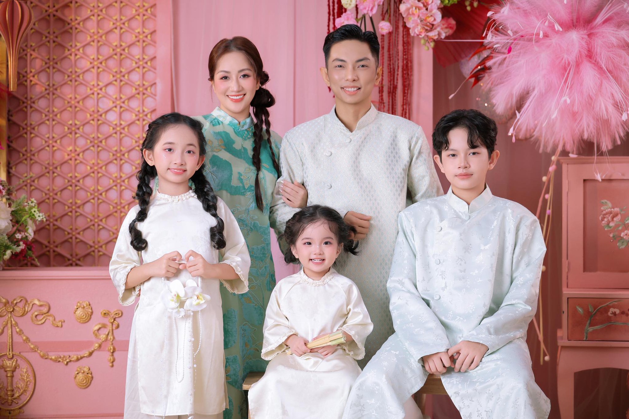 Visual "cực phẩm" gia đình Khánh Thi - Phan Hiển hút 1,4 triệu lượt xem, Lisa đáng yêu đứng yên một chỗ cũng "chiếm spotlight"- Ảnh 2. Visual