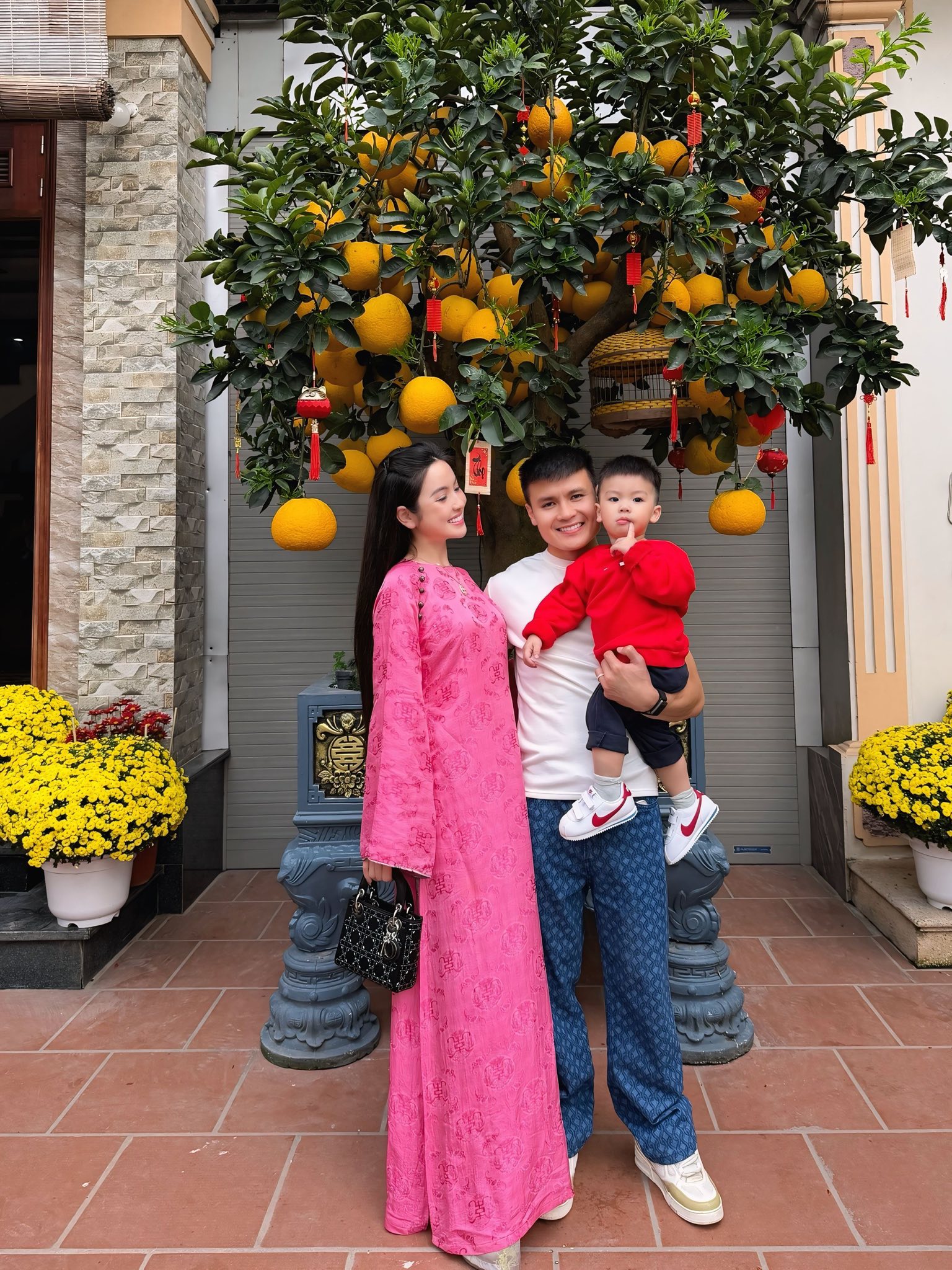 Bí ẩn mùng 2 Tết: Chu Thanh Huyền diện áo dài bên Quang Hải, netizen ngơ ngác 