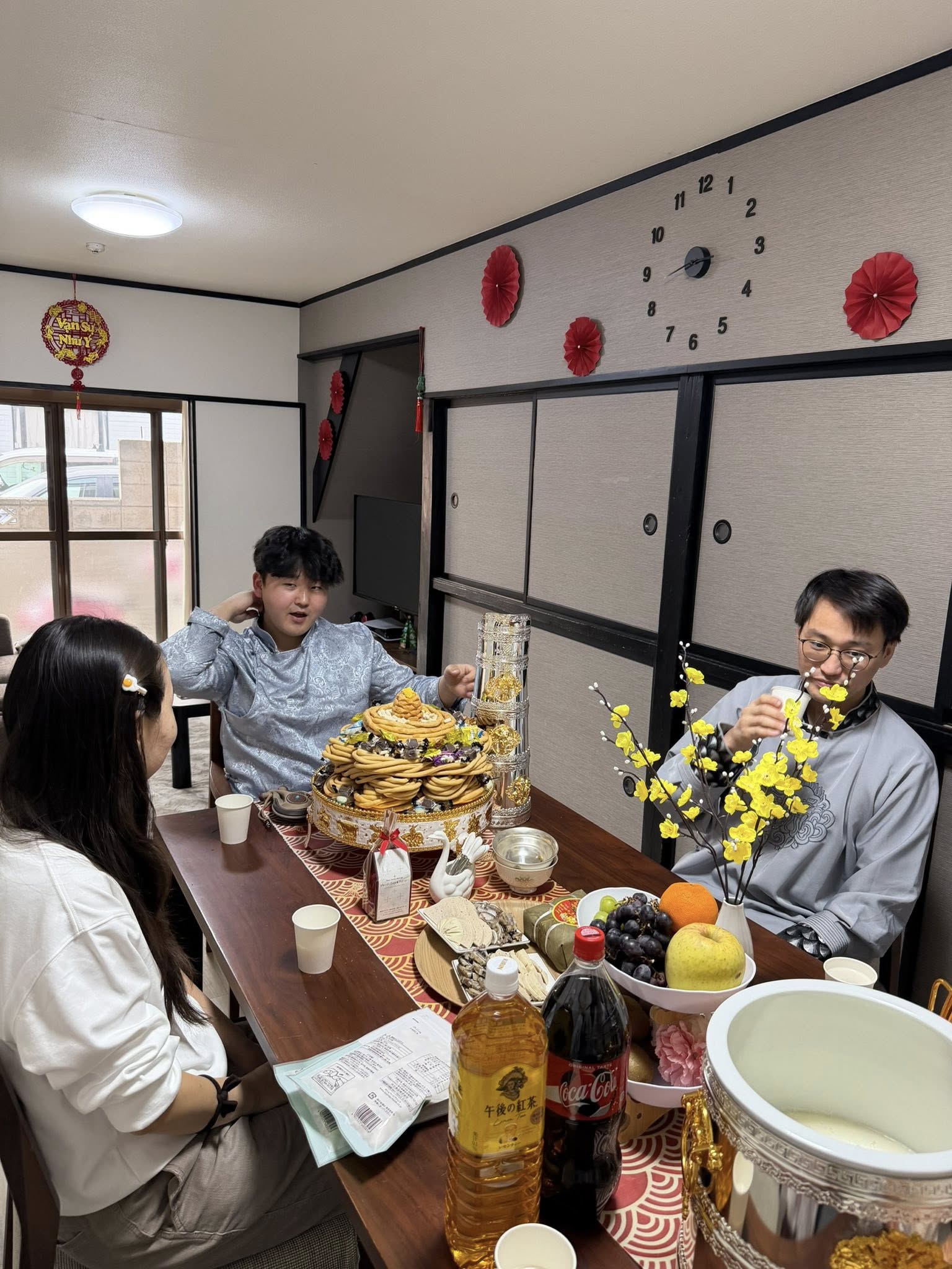 C&ocirc; d&acirc;u Việt cho cả nh&agrave; chồng M&ocirc;ng Cổ thưởng thức Tết Việt Nam theo c&aacute;ch độc - lạ, tiết lộ 1 m&oacute;n ai cũng m&ecirc;- Ảnh 4.