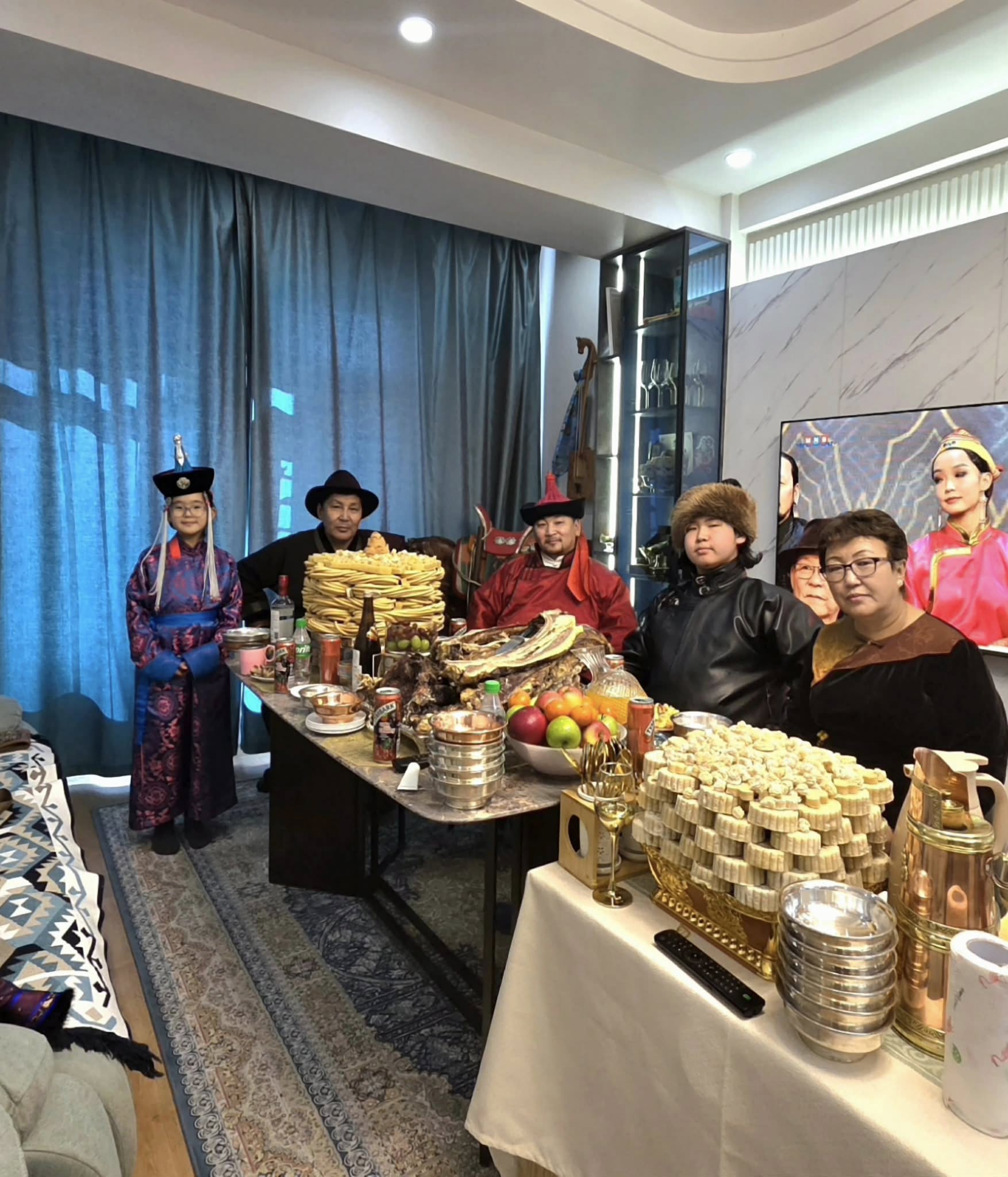 C&ocirc; d&acirc;u Việt cho cả nh&agrave; chồng M&ocirc;ng Cổ thưởng thức Tết Việt Nam theo c&aacute;ch độc - lạ, tiết lộ 1 m&oacute;n ai cũng m&ecirc;- Ảnh 5.