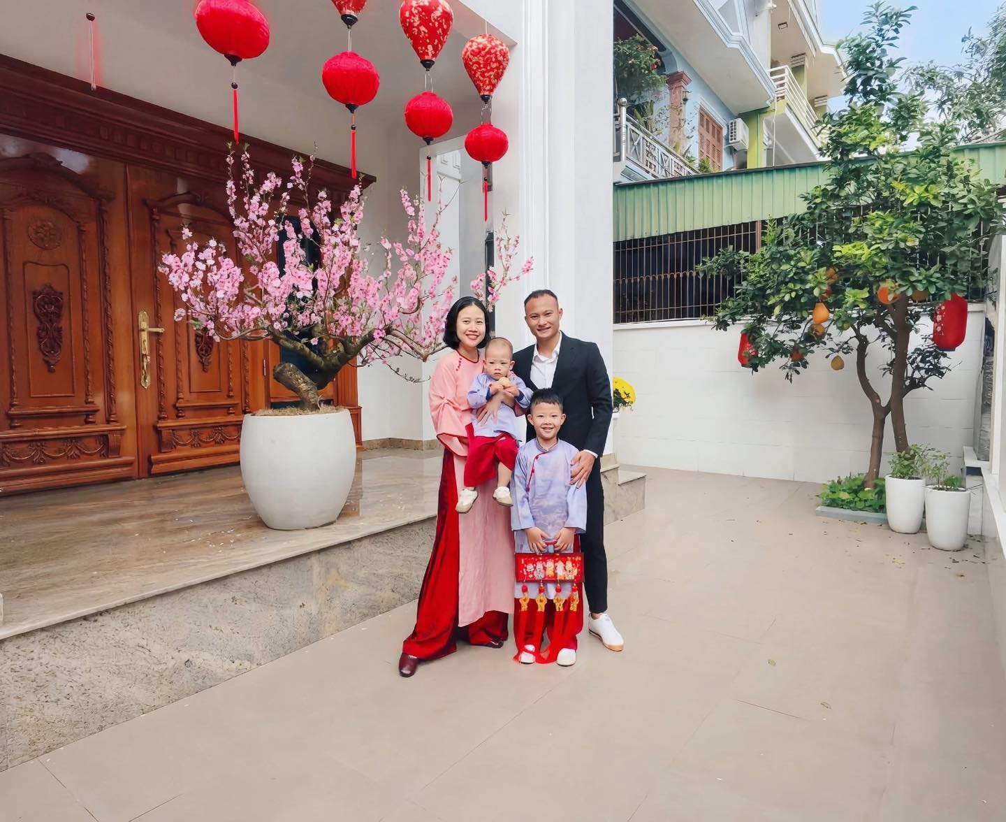 Ấm &aacute;p khoảnh khắc cầu thủ Việt đ&oacute;n Tết: Khung h&igrave;nh gia đ&igrave;nh 