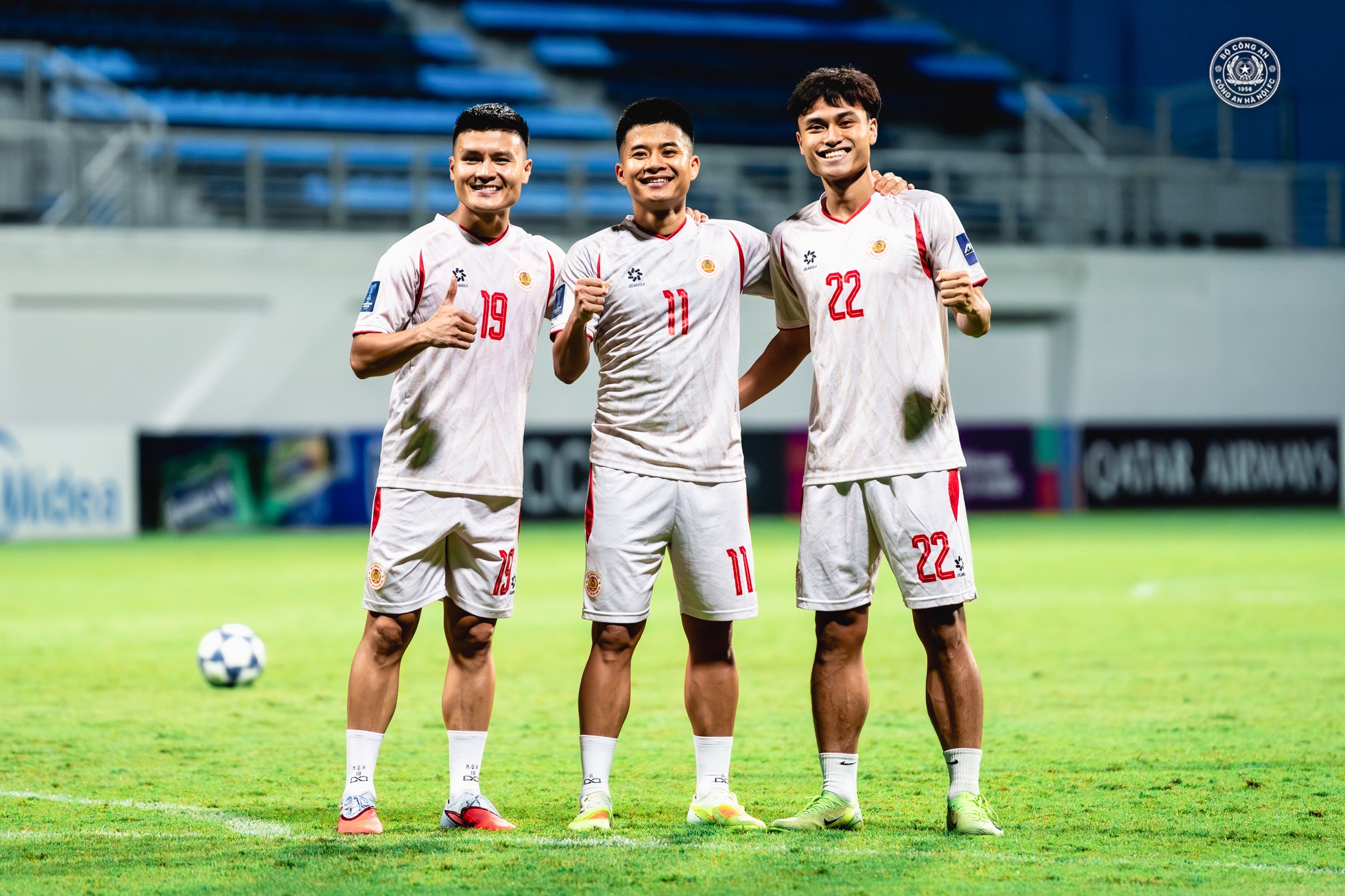 Bí ẩn mùng 2 Tết: Chu Thanh Huyền diện áo dài bên Quang Hải, netizen ngơ ngác 