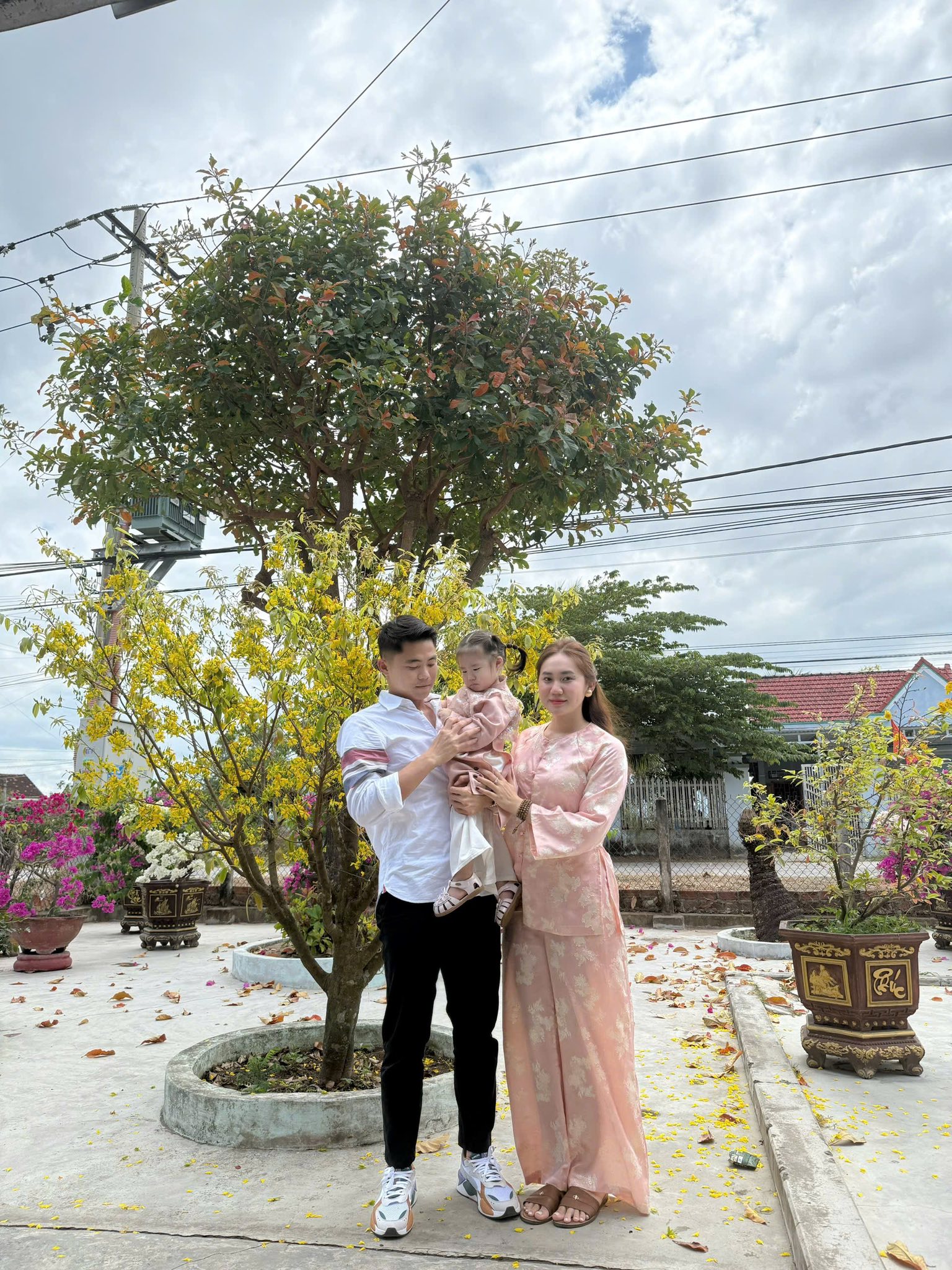 Ấm &aacute;p khoảnh khắc cầu thủ Việt đ&oacute;n Tết: Khung h&igrave;nh gia đ&igrave;nh 