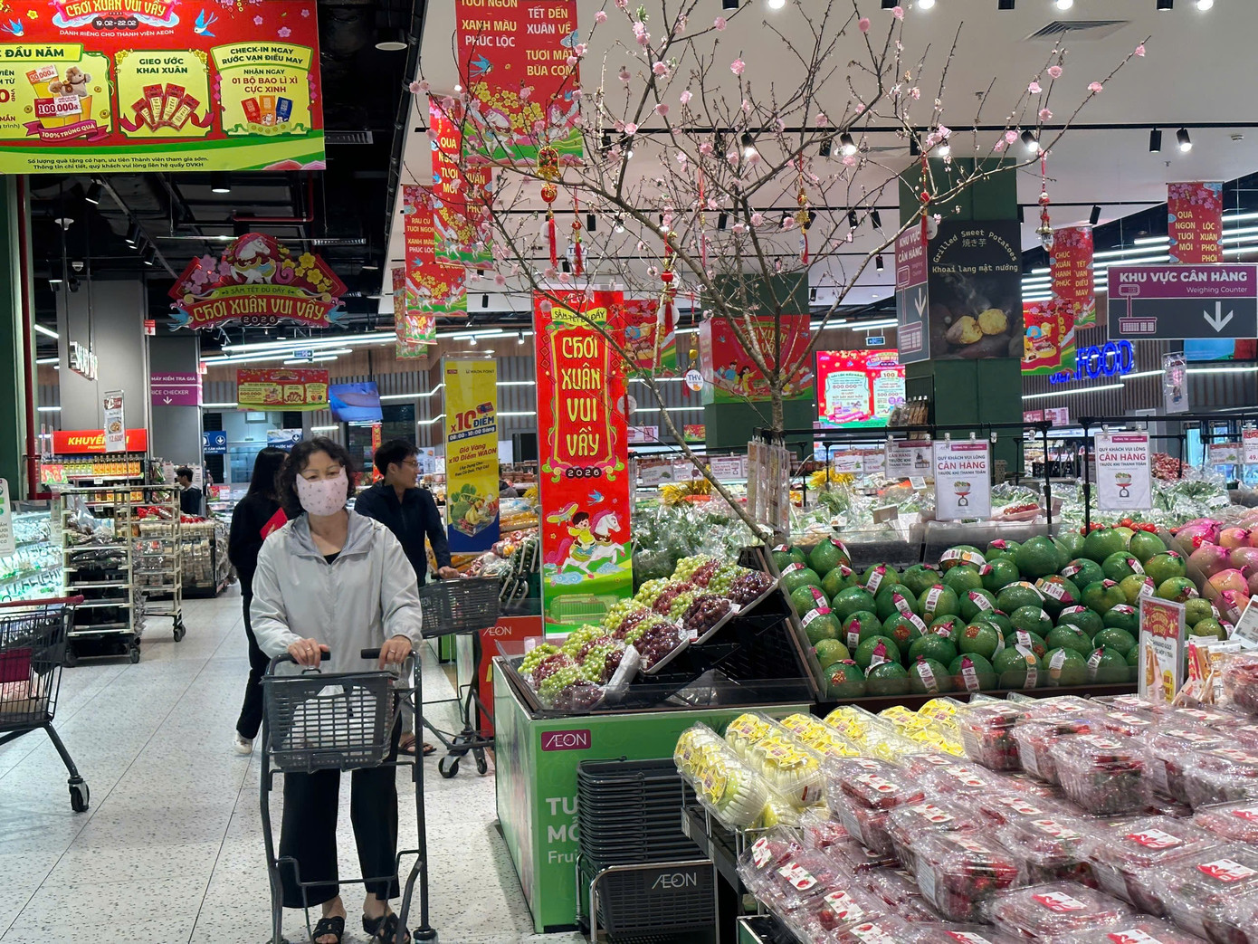 M&ugrave;ng 2 Tết: Si&ecirc;u thị ngập rau thịt, kh&aacute;ch vắng tanh vắng ngắt- Ảnh 1.