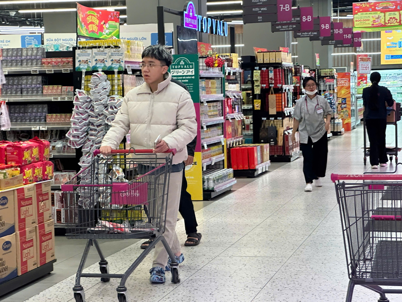 M&ugrave;ng 2 Tết: Si&ecirc;u thị ngập rau thịt, kh&aacute;ch vắng tanh vắng ngắt- Ảnh 8.