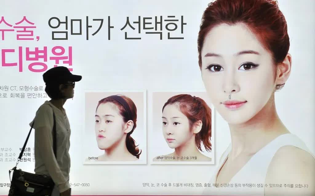 Tấm biển quảng c&aacute;o c&aacute;c dịch vụ thẩm mỹ tại một ga t&agrave;u ở thủ đ&ocirc; Seoul, H&agrave;n Quốc (Ảnh: AFP)