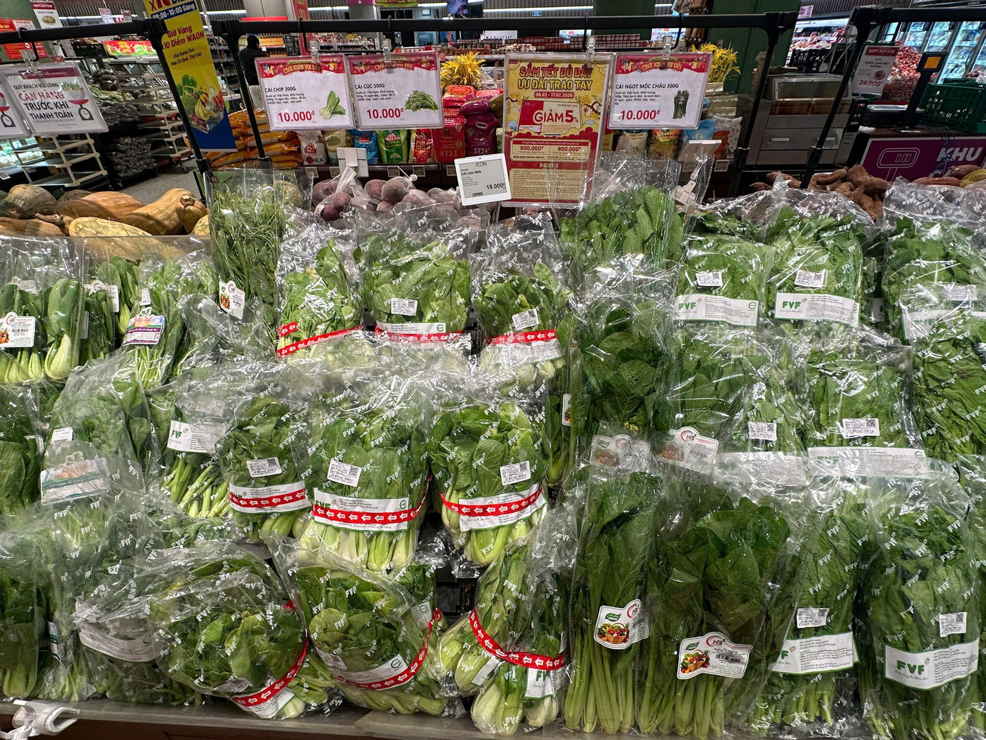 M&ugrave;ng 2 Tết: Si&ecirc;u thị ngập rau thịt, kh&aacute;ch vắng tanh vắng ngắt- Ảnh 2.