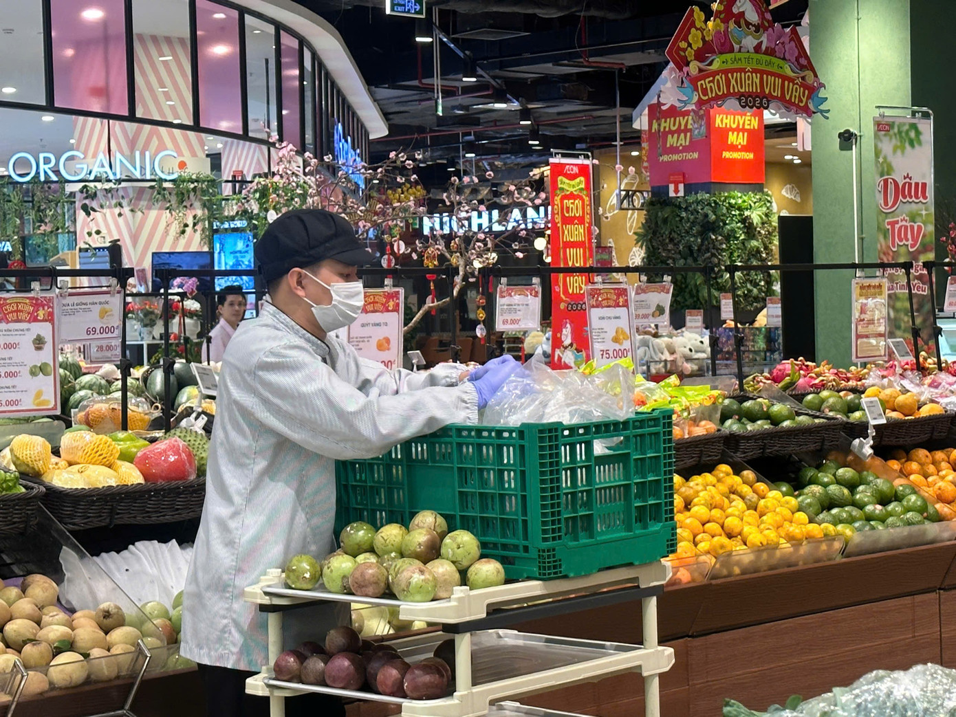 M&ugrave;ng 2 Tết: Si&ecirc;u thị ngập rau thịt, kh&aacute;ch vắng tanh vắng ngắt- Ảnh 4.