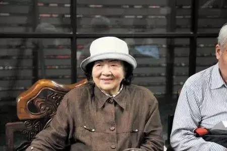 Phu nh&acirc;n của một gi&aacute;o sư Đại học Bắc Kinh qua đời ở tuổi 96, để lại một c&acirc;u n&oacute;i khiến nhiều người suy ngẫm- Ảnh 2.